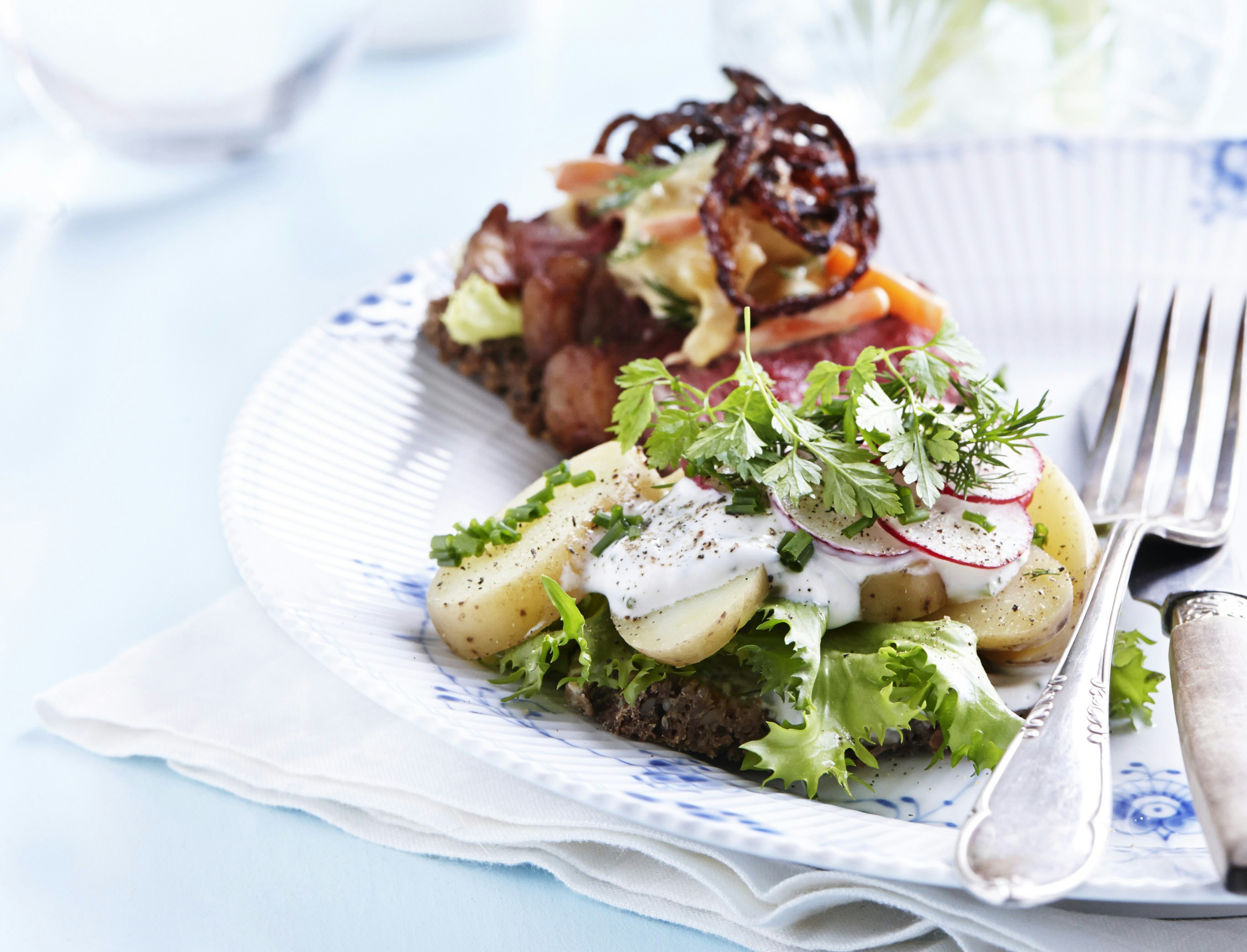 Kartoffelmad med krydderurtedressing og krølsalat