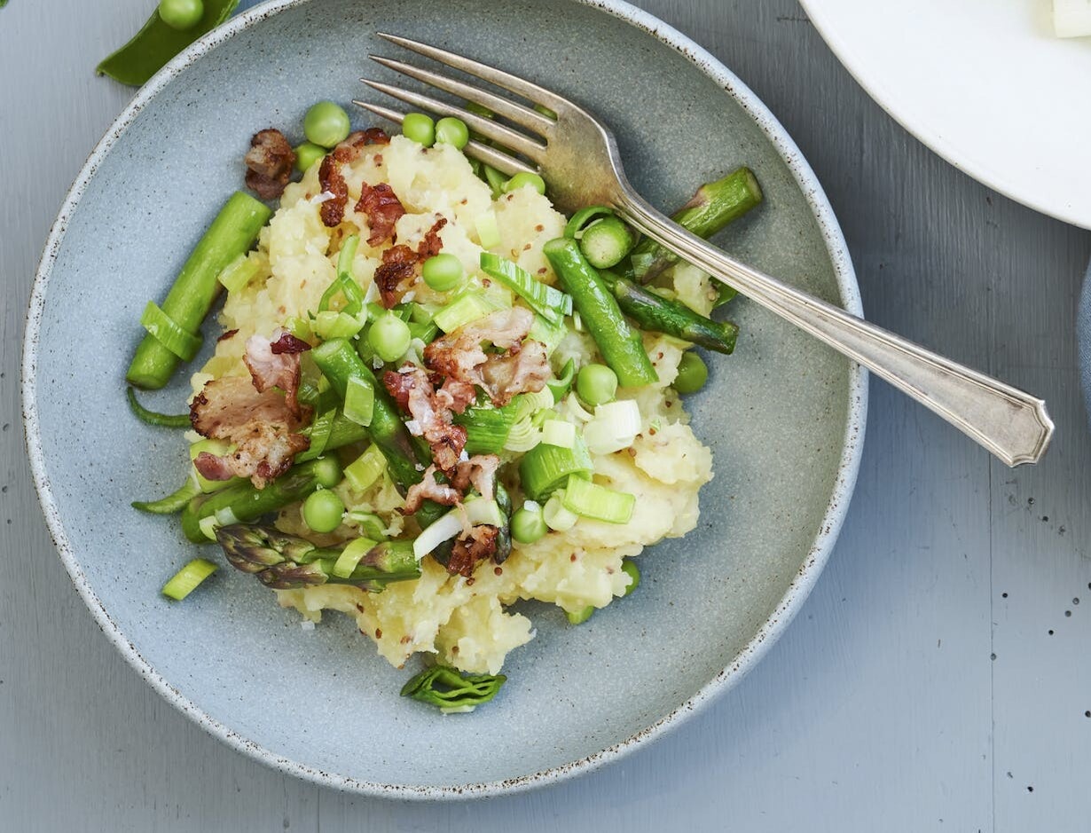 Kartoffelmos med sommergrønt og pancetta