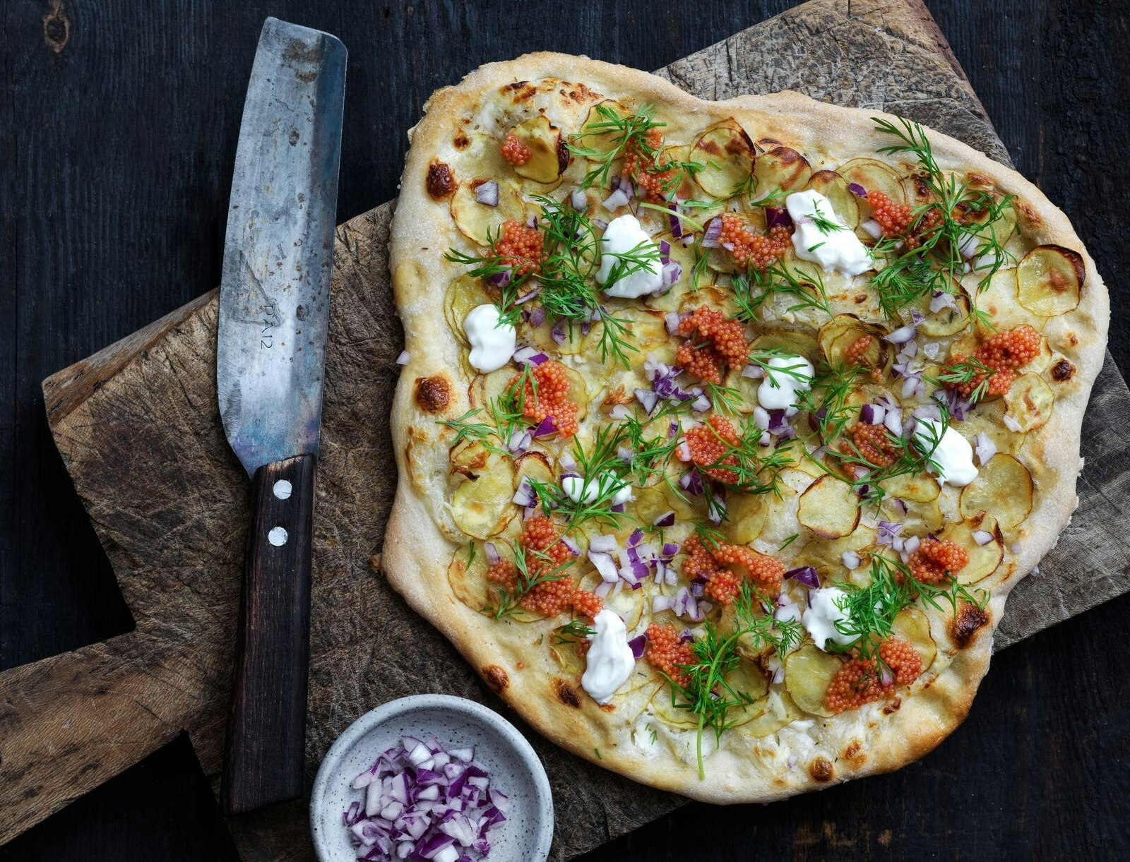 Kartoffelpizza med cremefraiche og stenbiderrogn