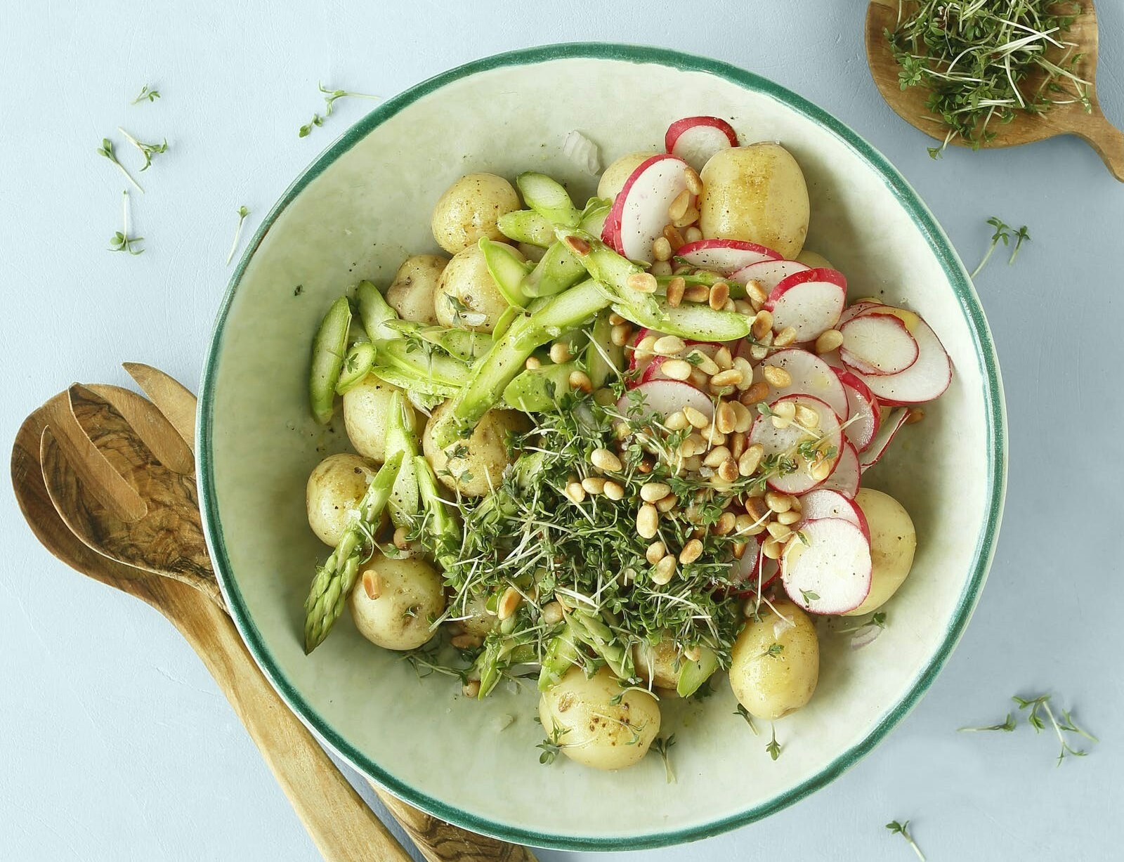 Kartoffelsalat med asparges og karse