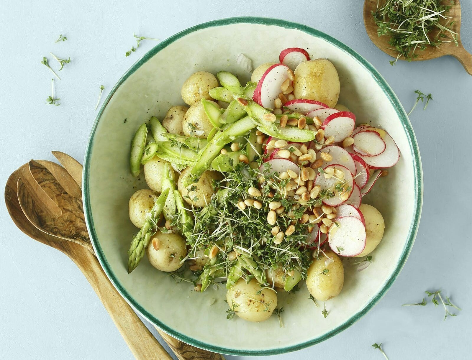 Kartoffelsalat med asparges og karse