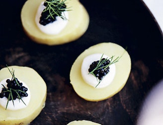 Kartoffelskiver med citroncreme og kaviar
