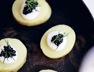 Kartoffelskiver med citroncreme og kaviar