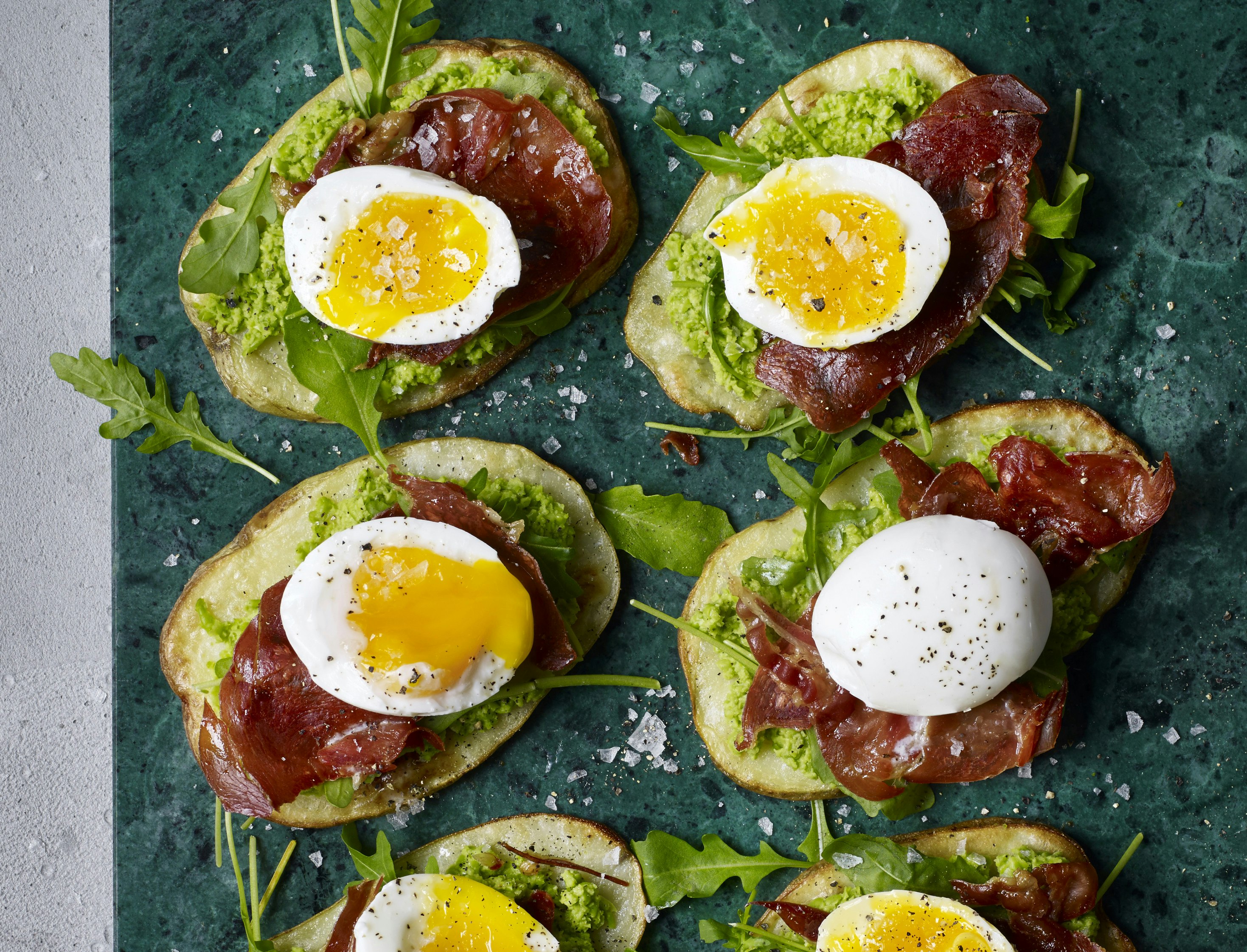 Kartoffelsmørrebrød med smilende æg, ærtemos og serranoskinke