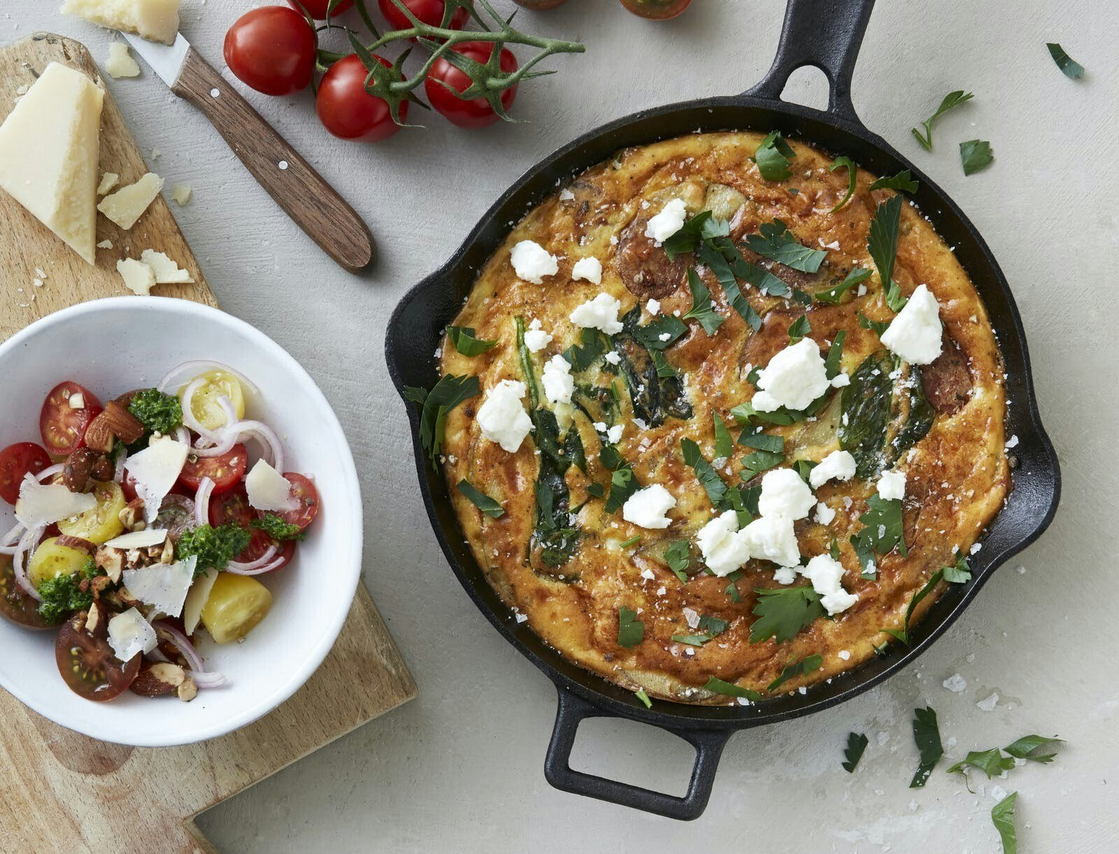 Kartoffeltortilla med chorizo og tomatsalat