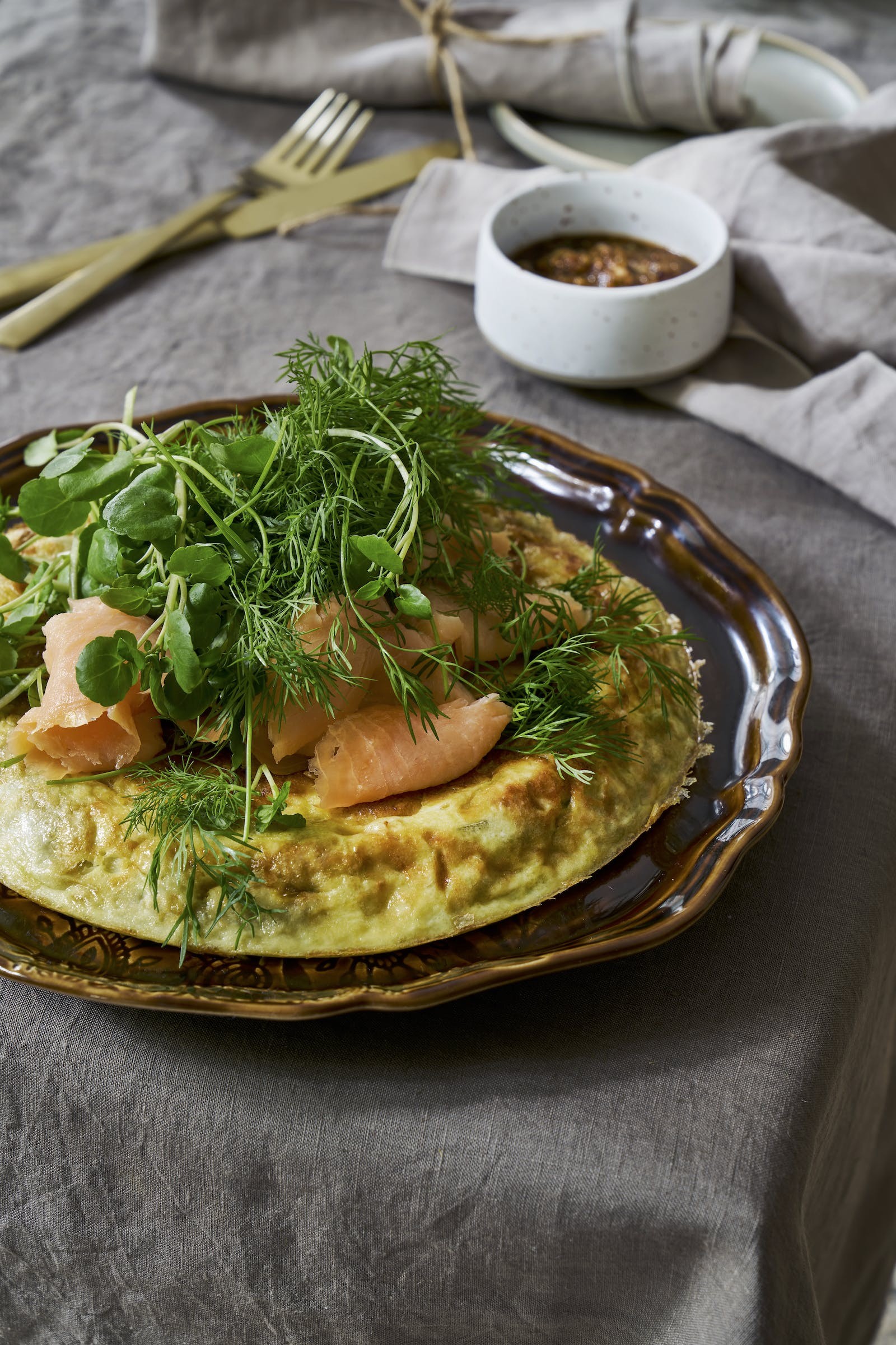 Kartoffeltortilla med laks og syltede sennepsfrø | SPIS BEDRE Kartoffeltortilla med laks og syltede sennepsfrø | SPIS BEDRE