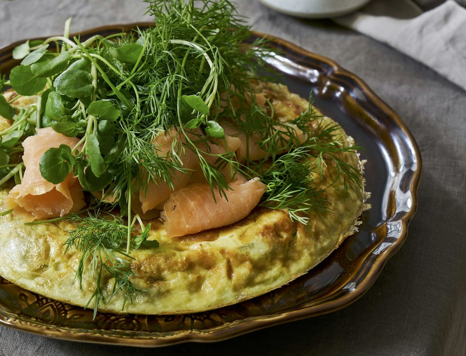 Kartoffeltortilla med laks og syltede sennepsfrø