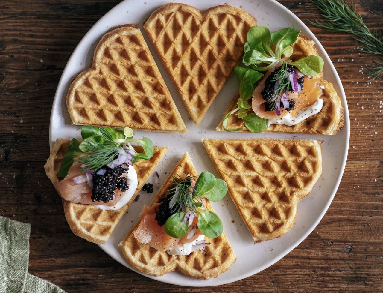 Kartoffelvafler med laks, stenbiderrogn og dild