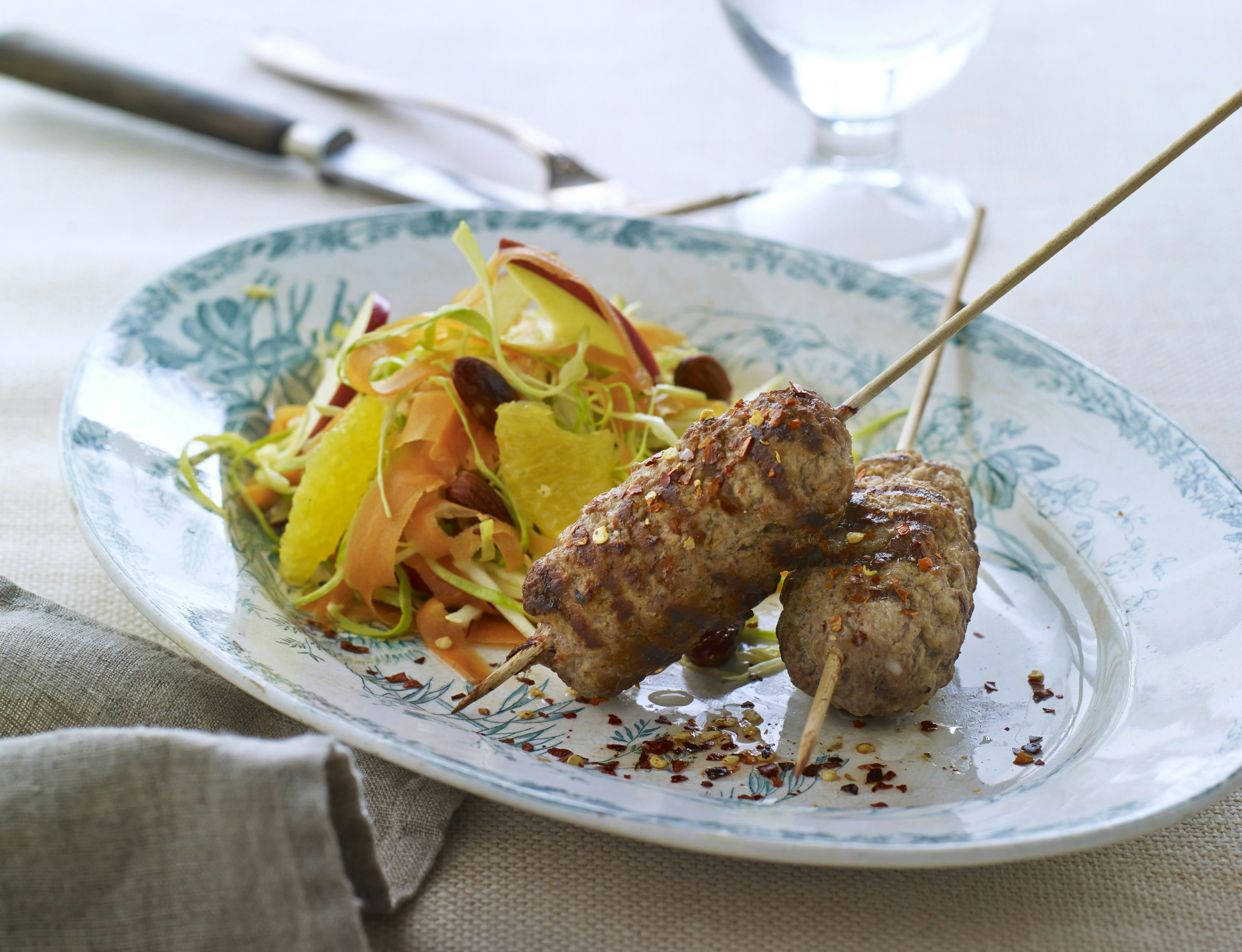 Kebabspyd og appelsinsalat med kål