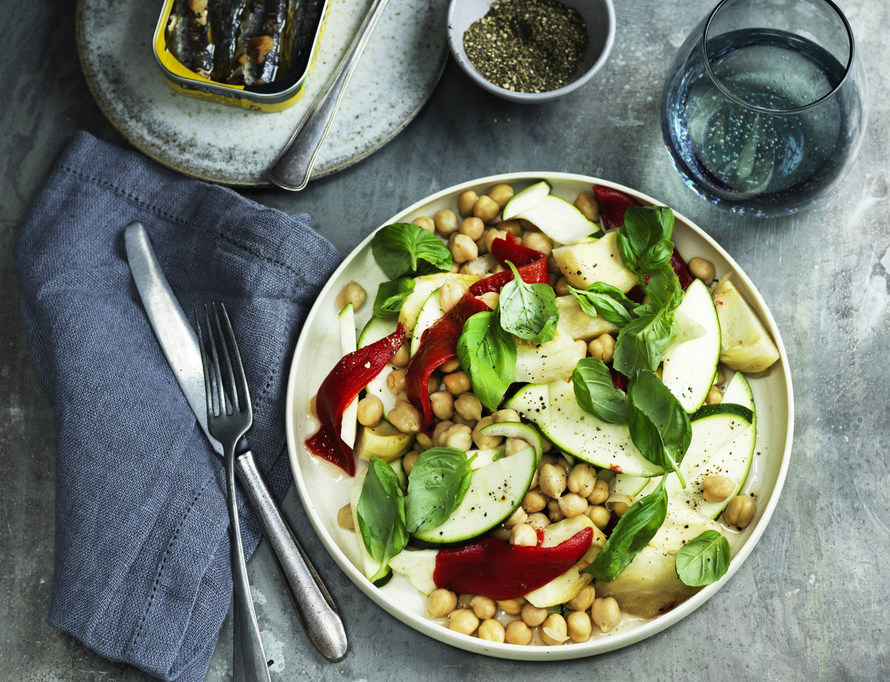 Kikærter med peberfrugter, squash og sardiner