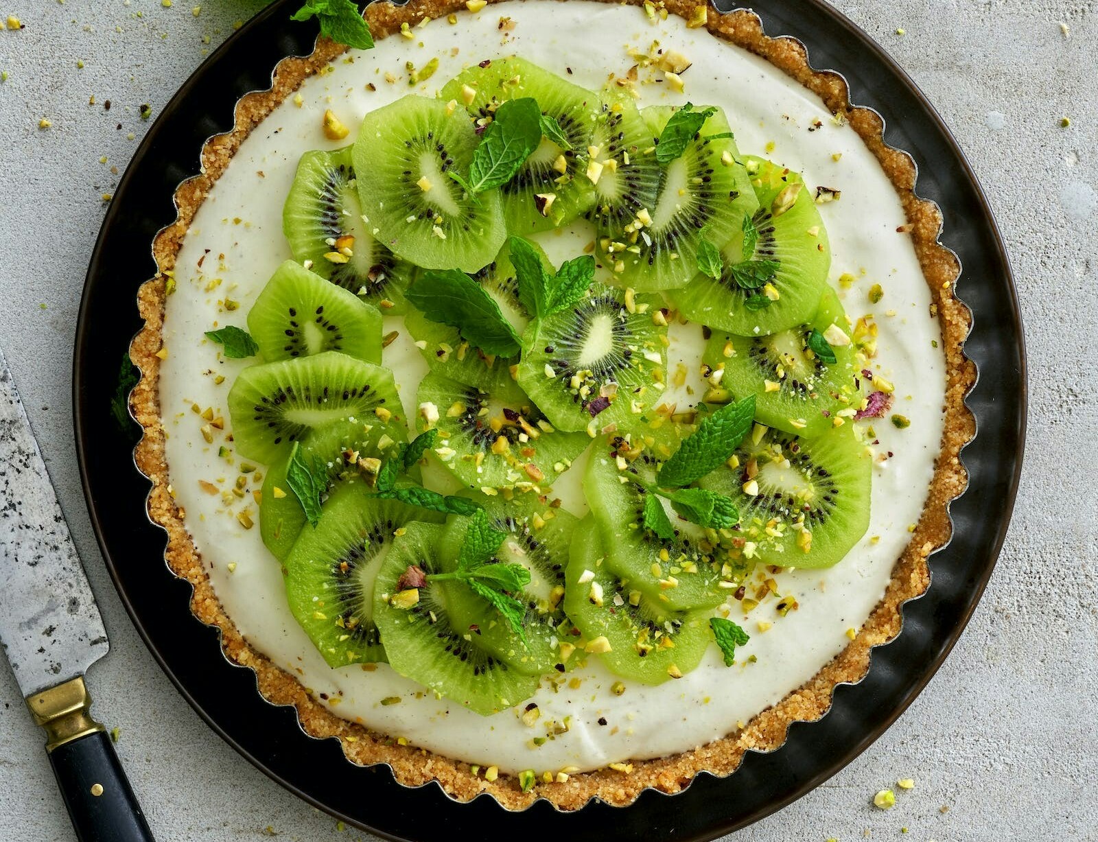 Kiksetærte med ymermousse, vanilje og kiwi
