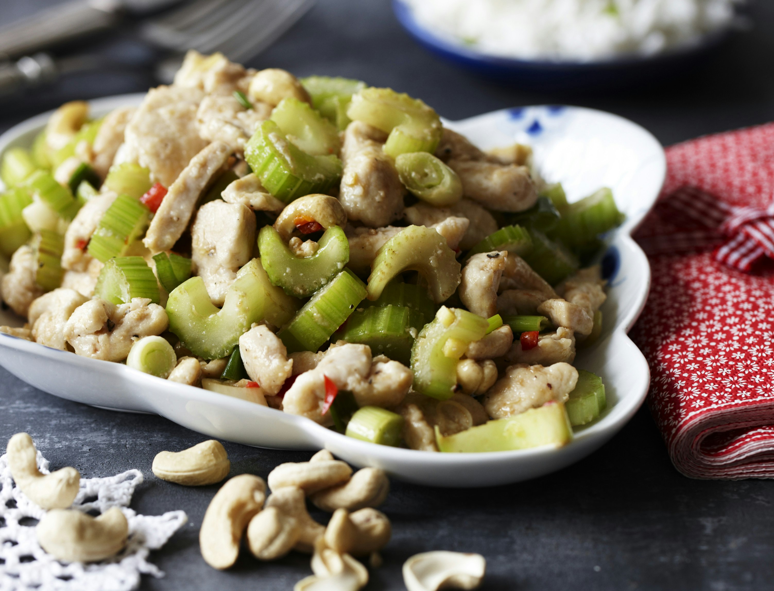 Kinesisk kylling med forårsløg og cashewnødder
