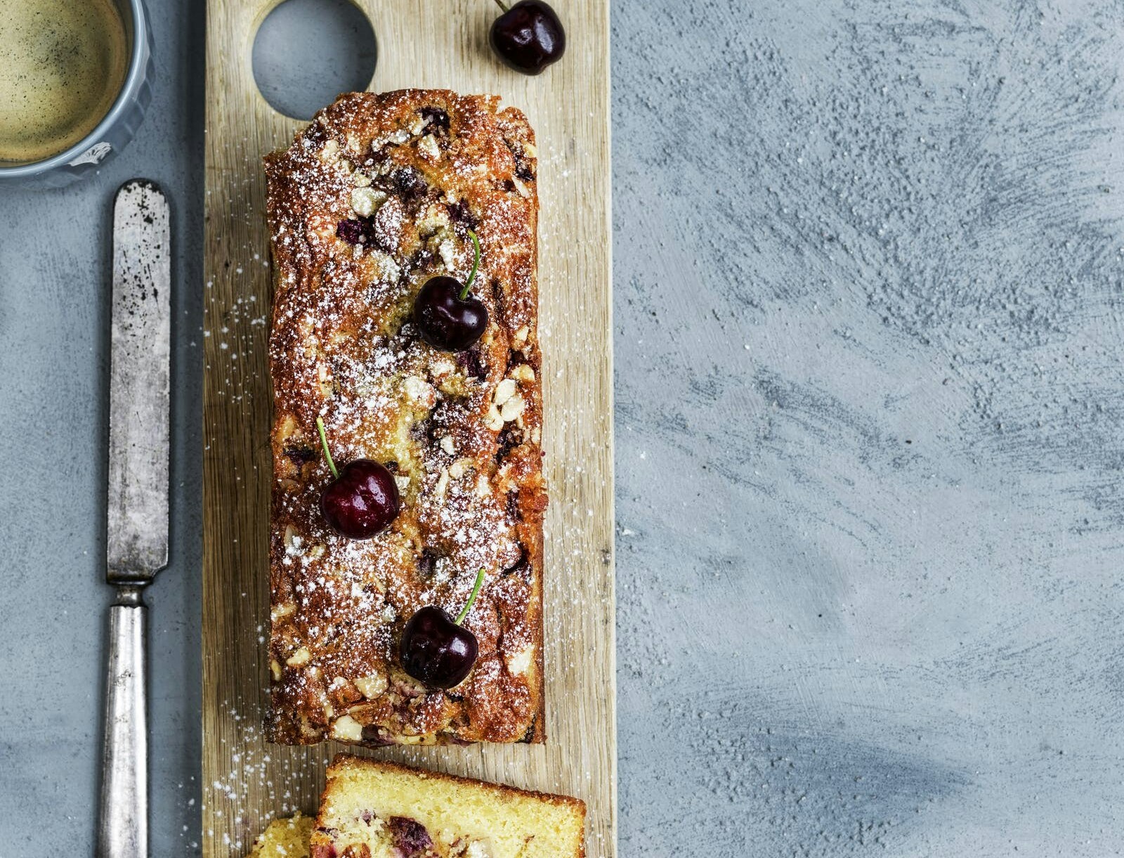 Kirsebærkage med mandler og Amaretto