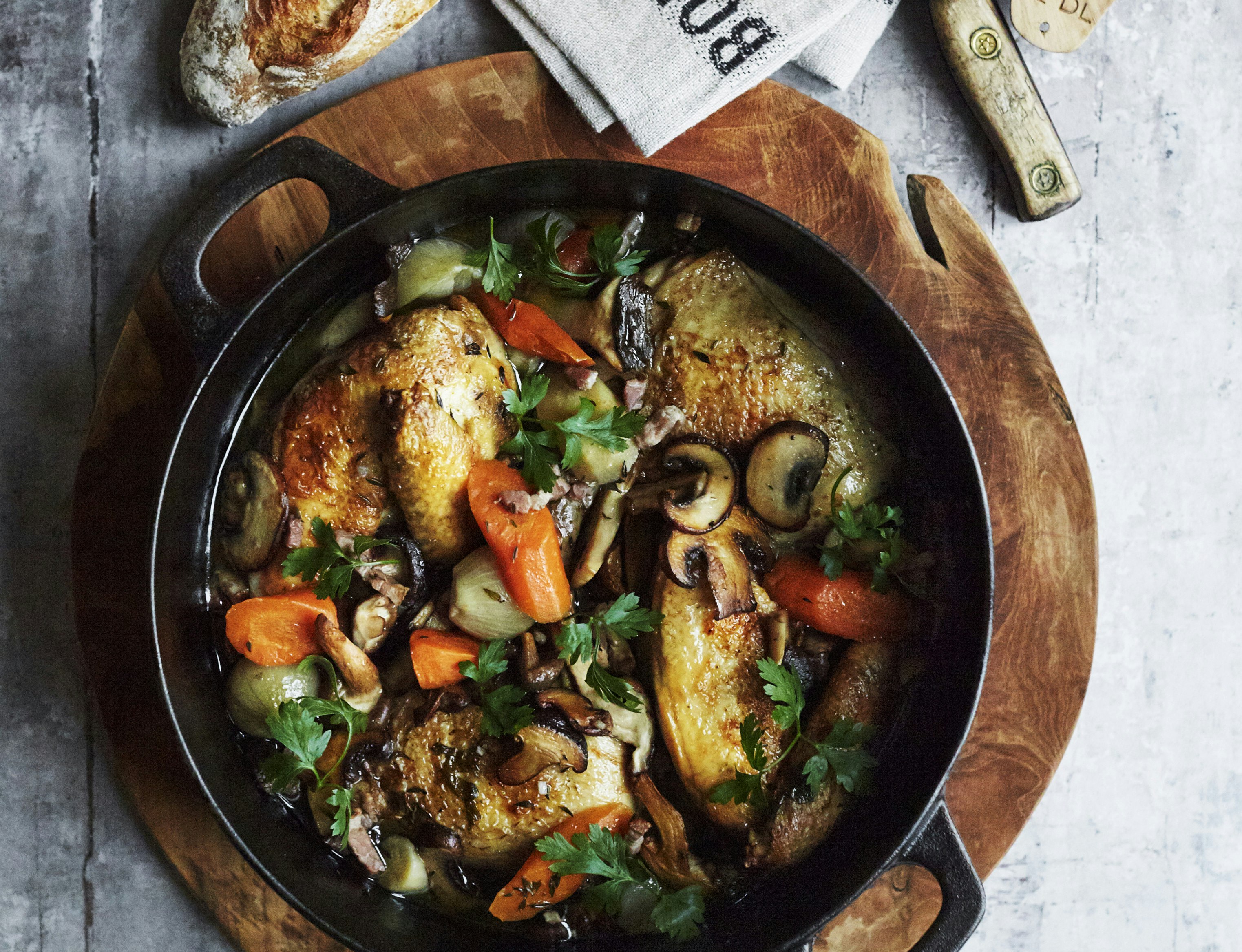 Klassisk coq au vin med svampe og rodfrugter