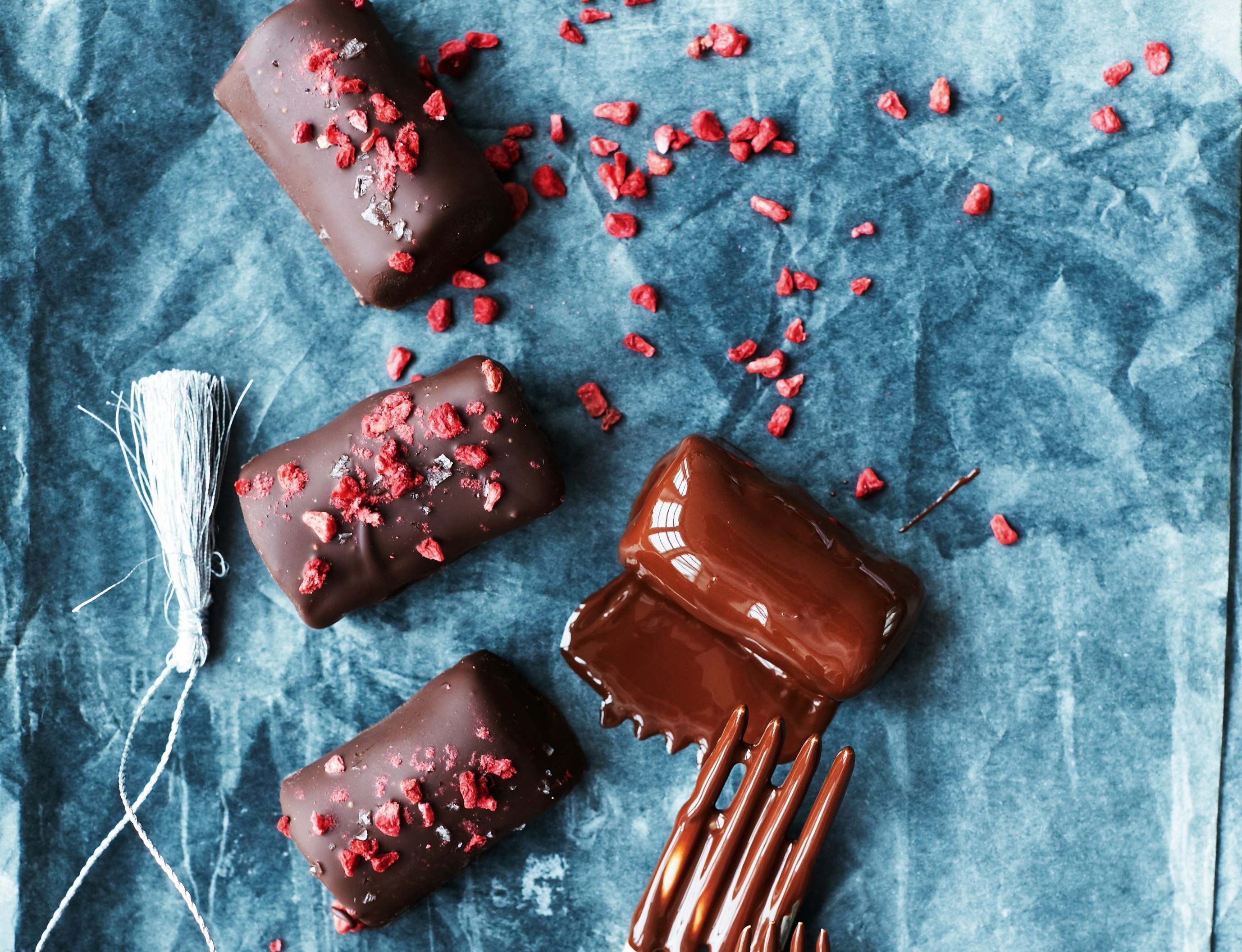 Klassiske marcipanbrød med nougat og frysetørrede hindbær