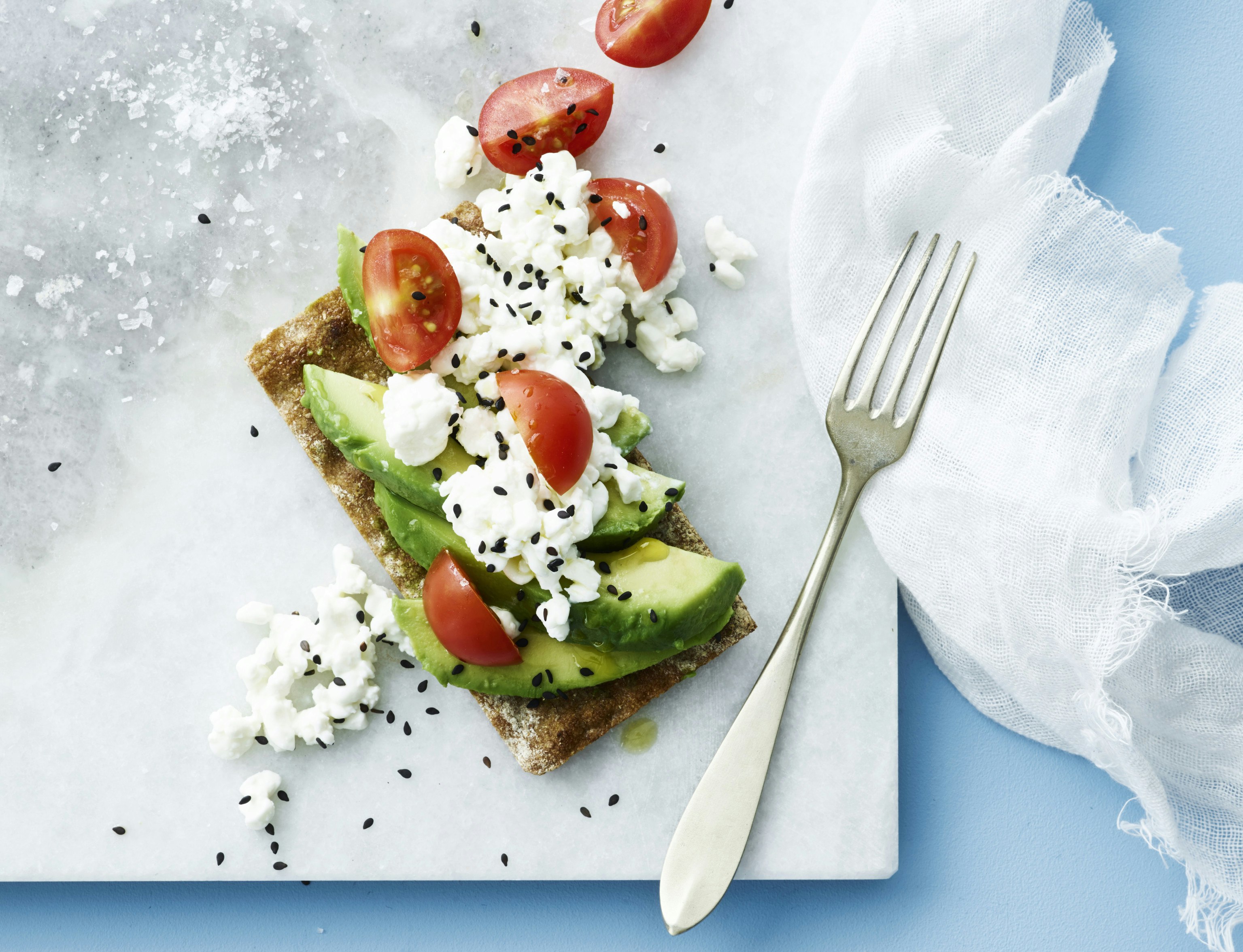 Knækbrød med avocado og hytteost