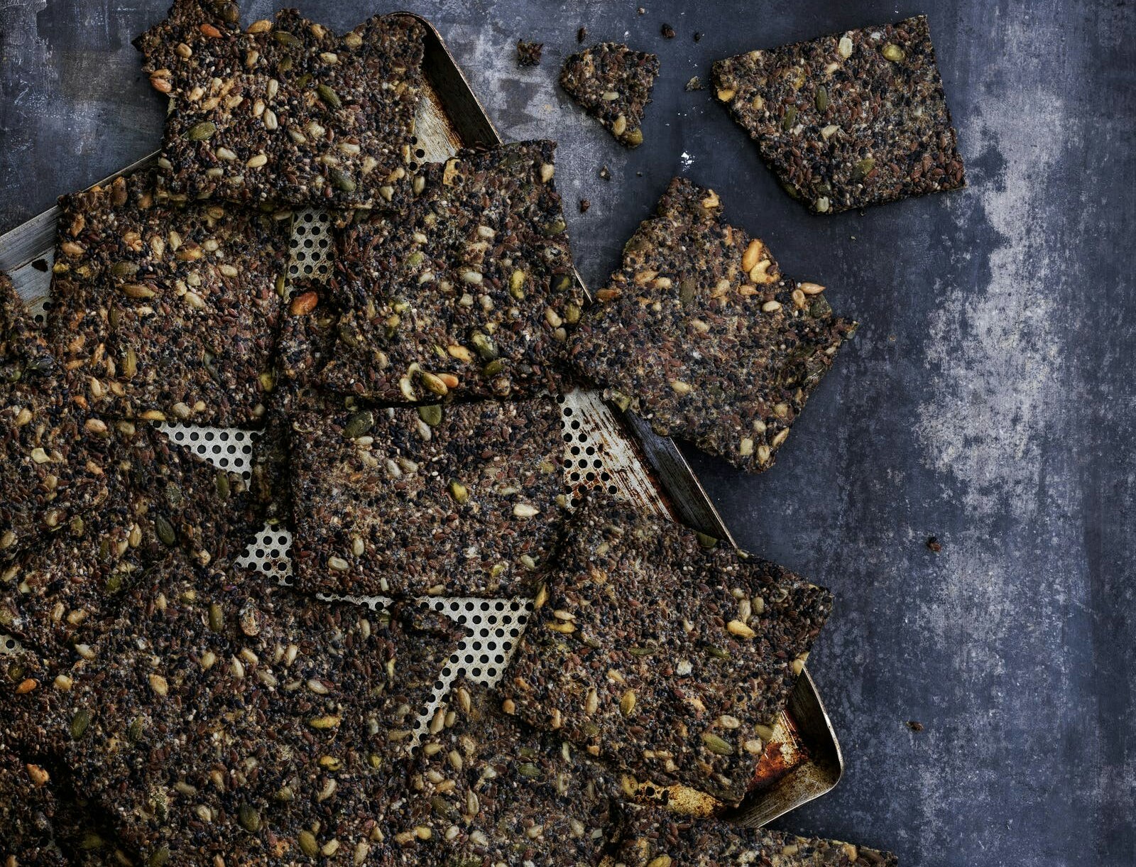 Knækbrød med chiafrø og græskarkerner