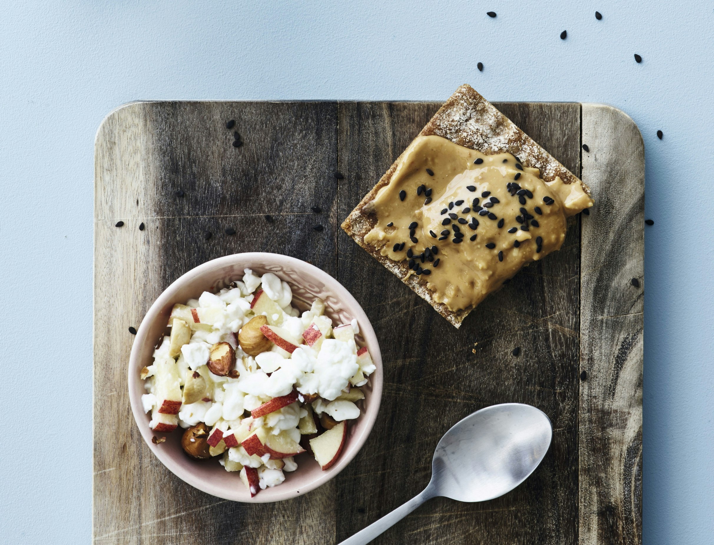 Knækbrød med peanutbutter og hytteost med æble og nødder