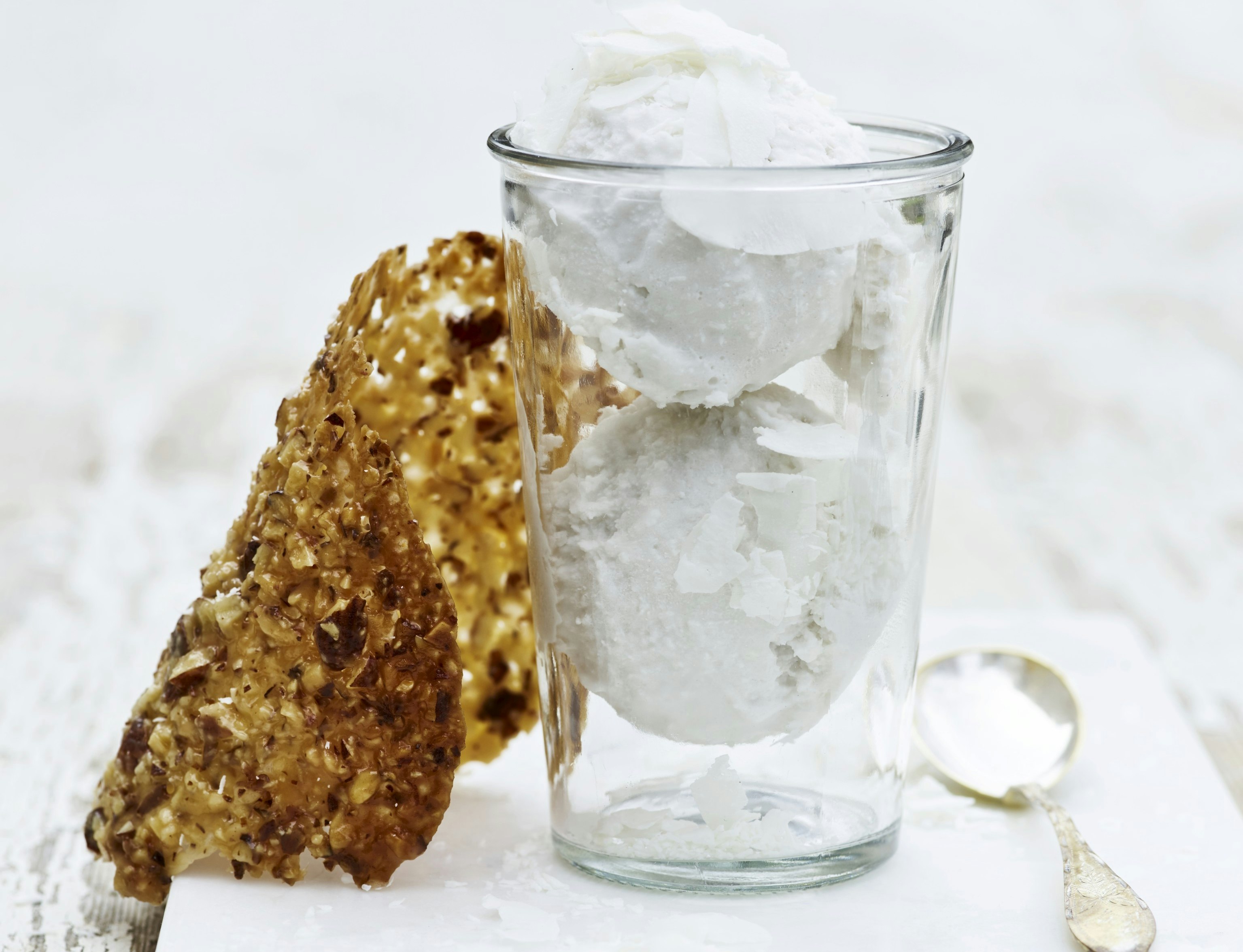 Kokosis med mandelblondekager