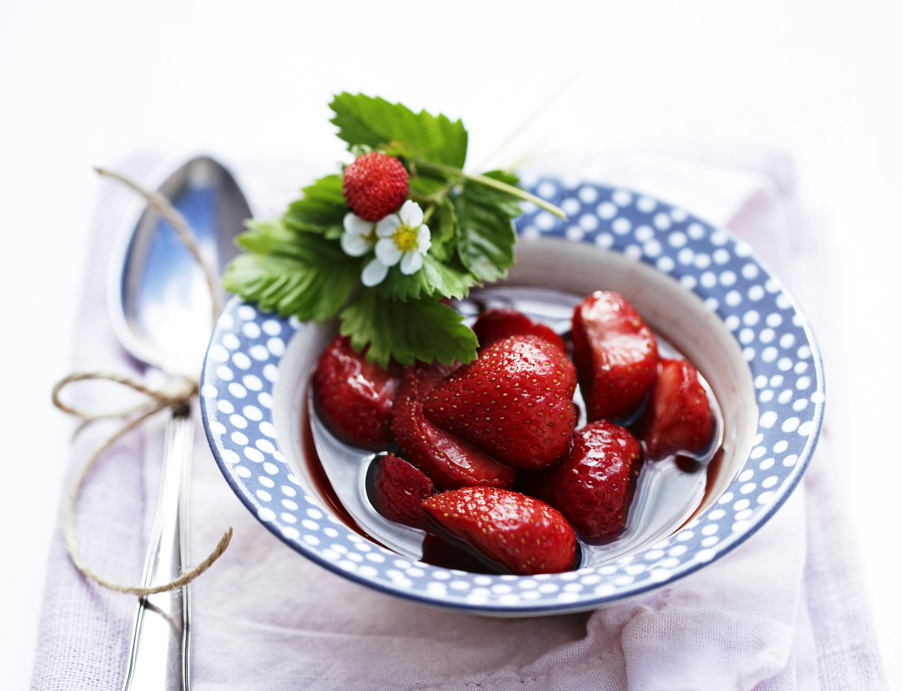 Kold vaniljesuppe med jordbær og kanel