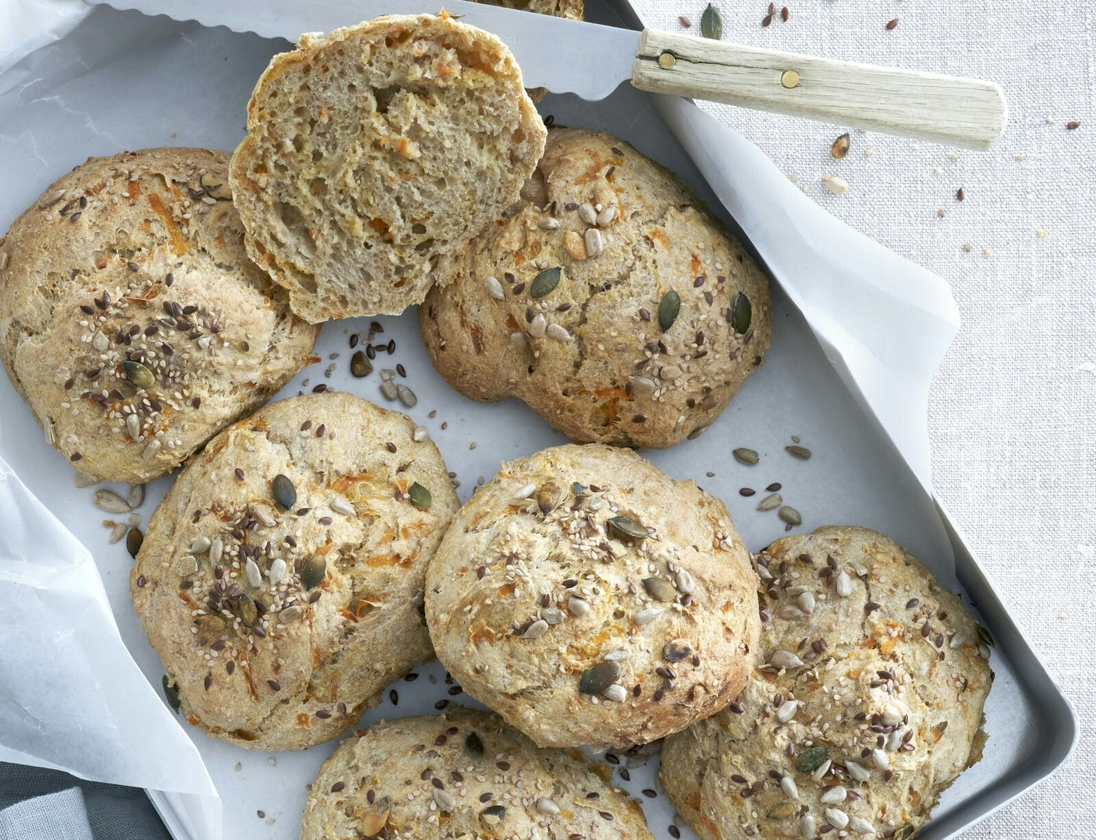 Koldhævede gulerodsboller med havregryn