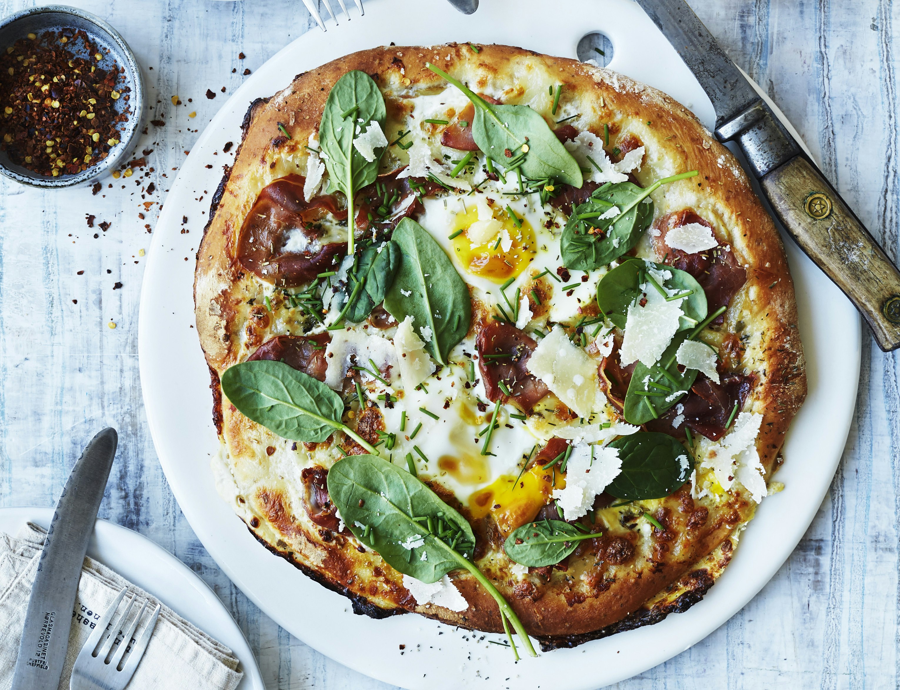 Koldhævet brunchpizza