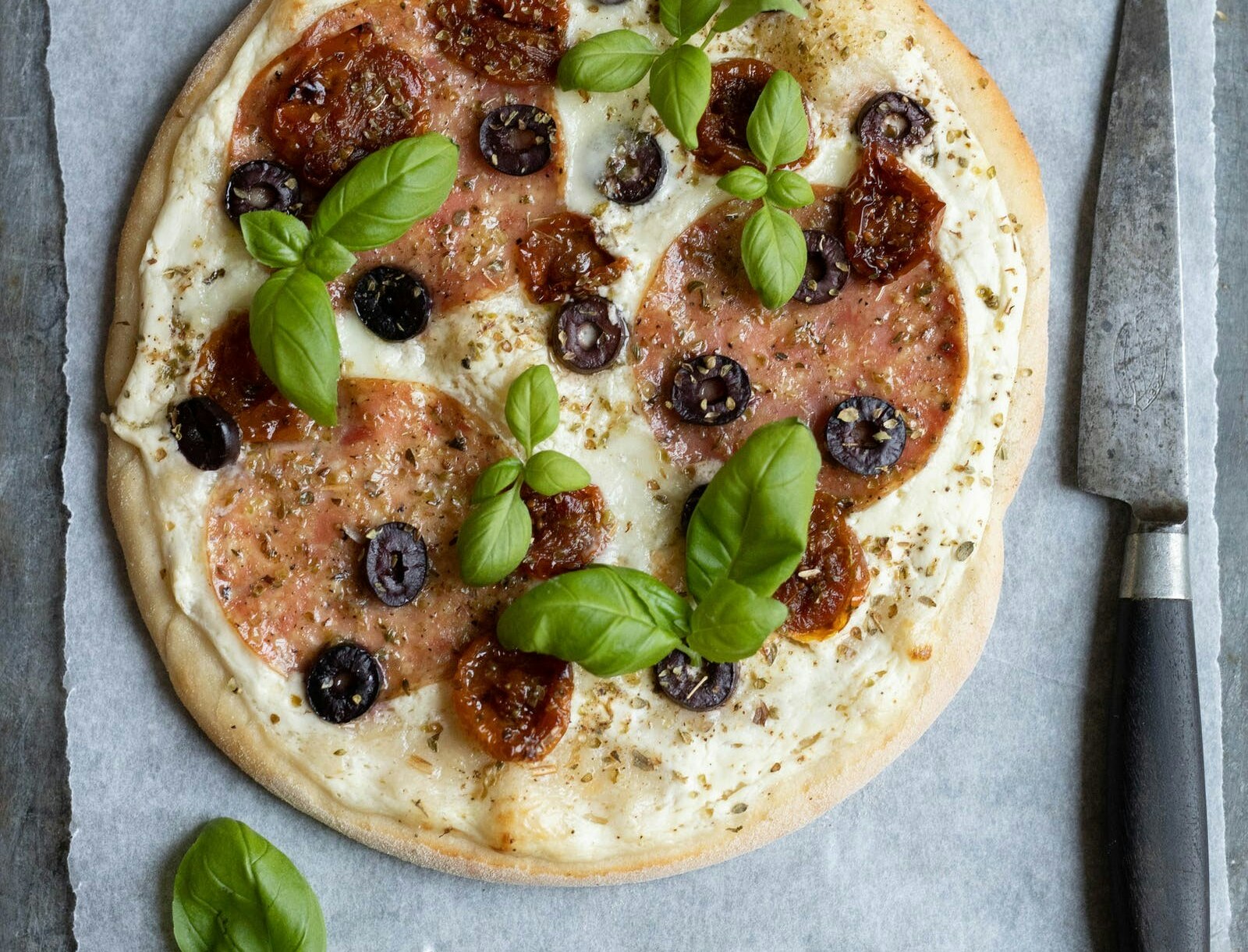 Koldhævet pizza med salami og oliven