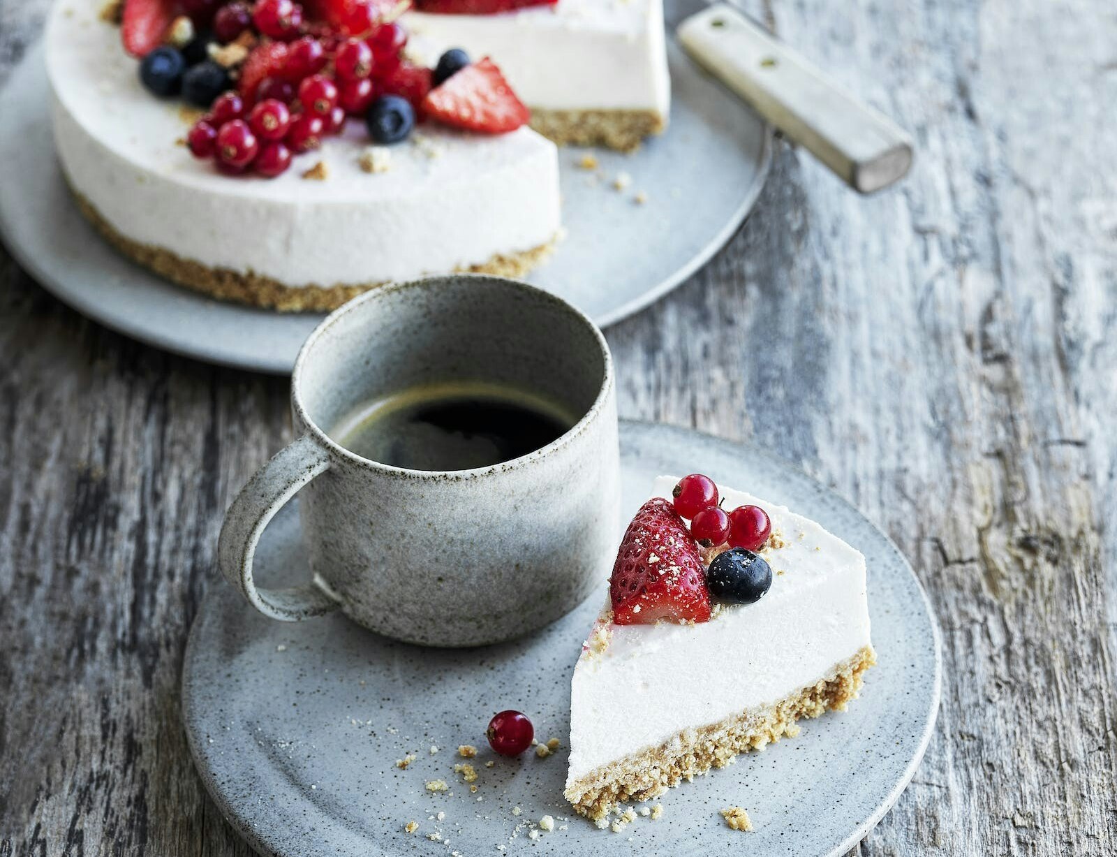 Koldskålscheesecake med kammerjunkere og jordbær