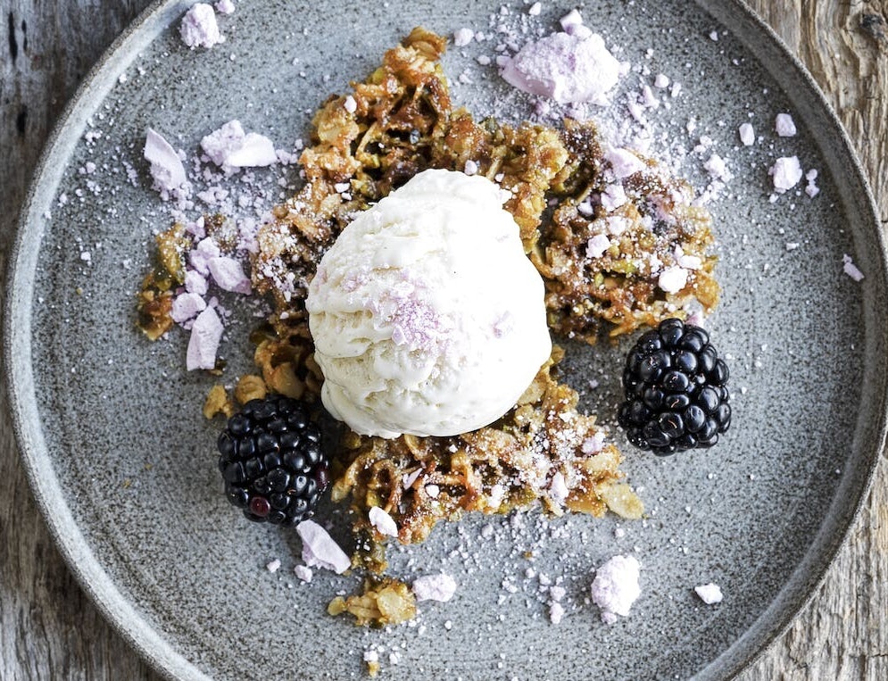 Koldskålsis med brombær og pistacienøddecrunch