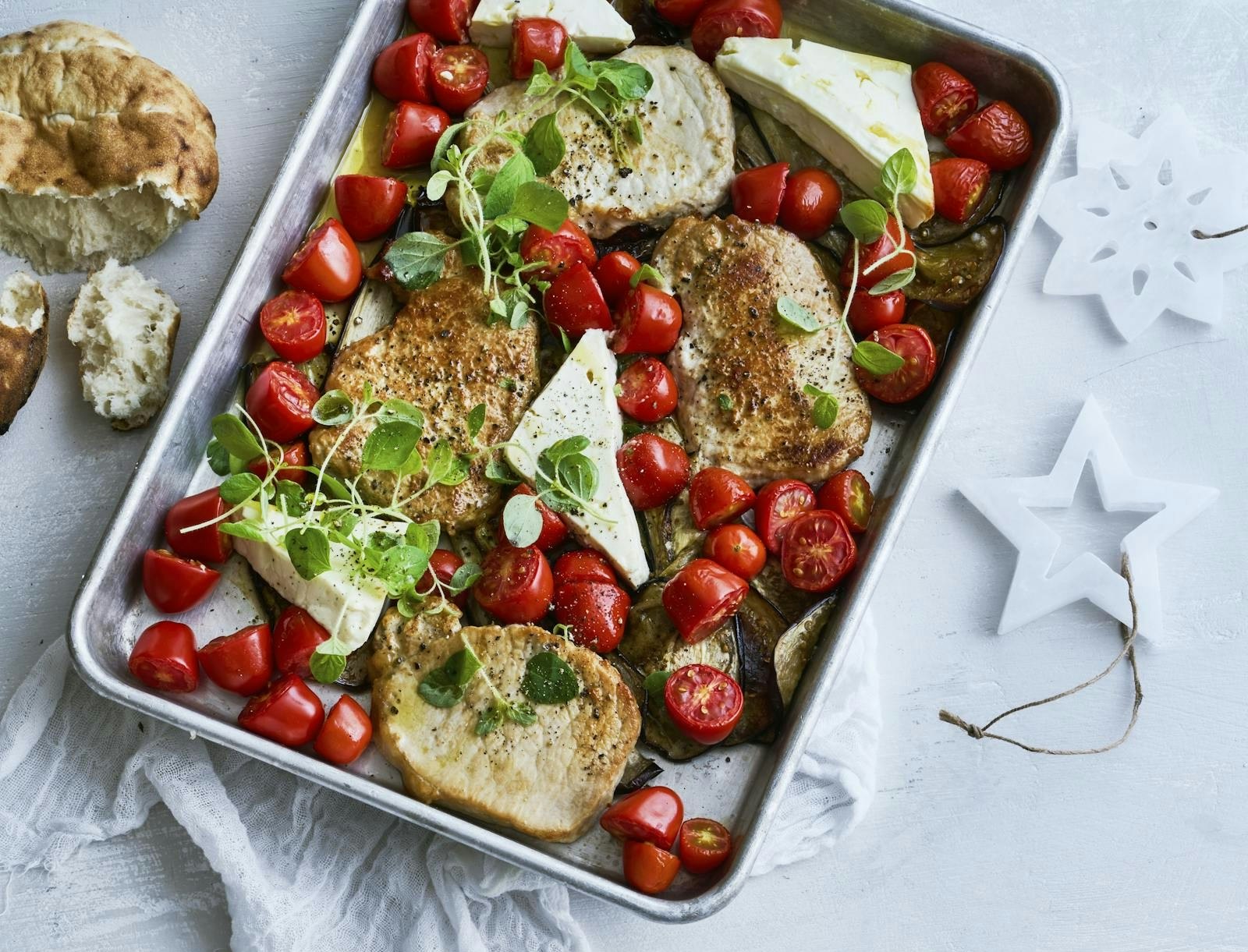 Koteletter i fad med aubergine og feta