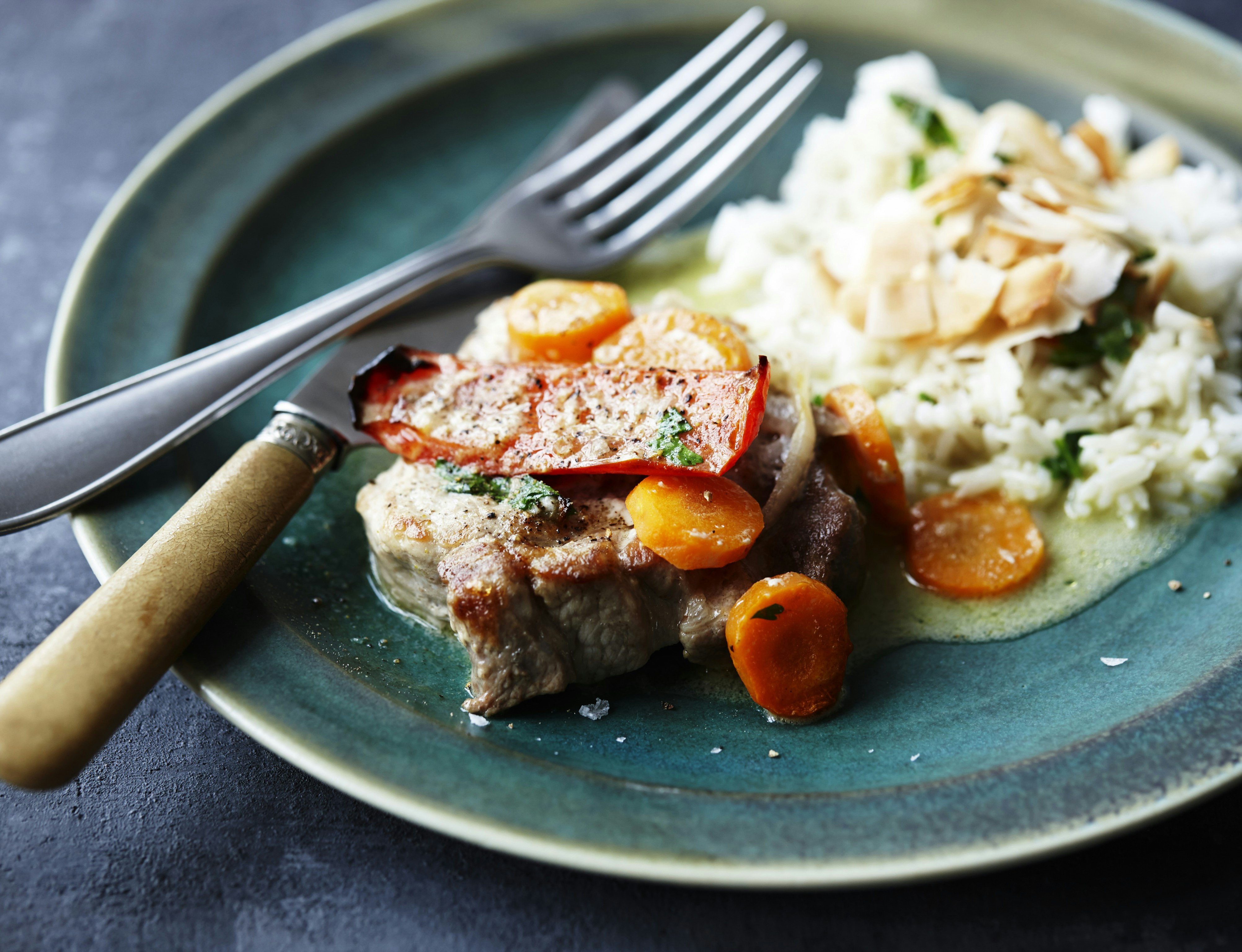 Koteletter i fad med kokos, karry og koriander