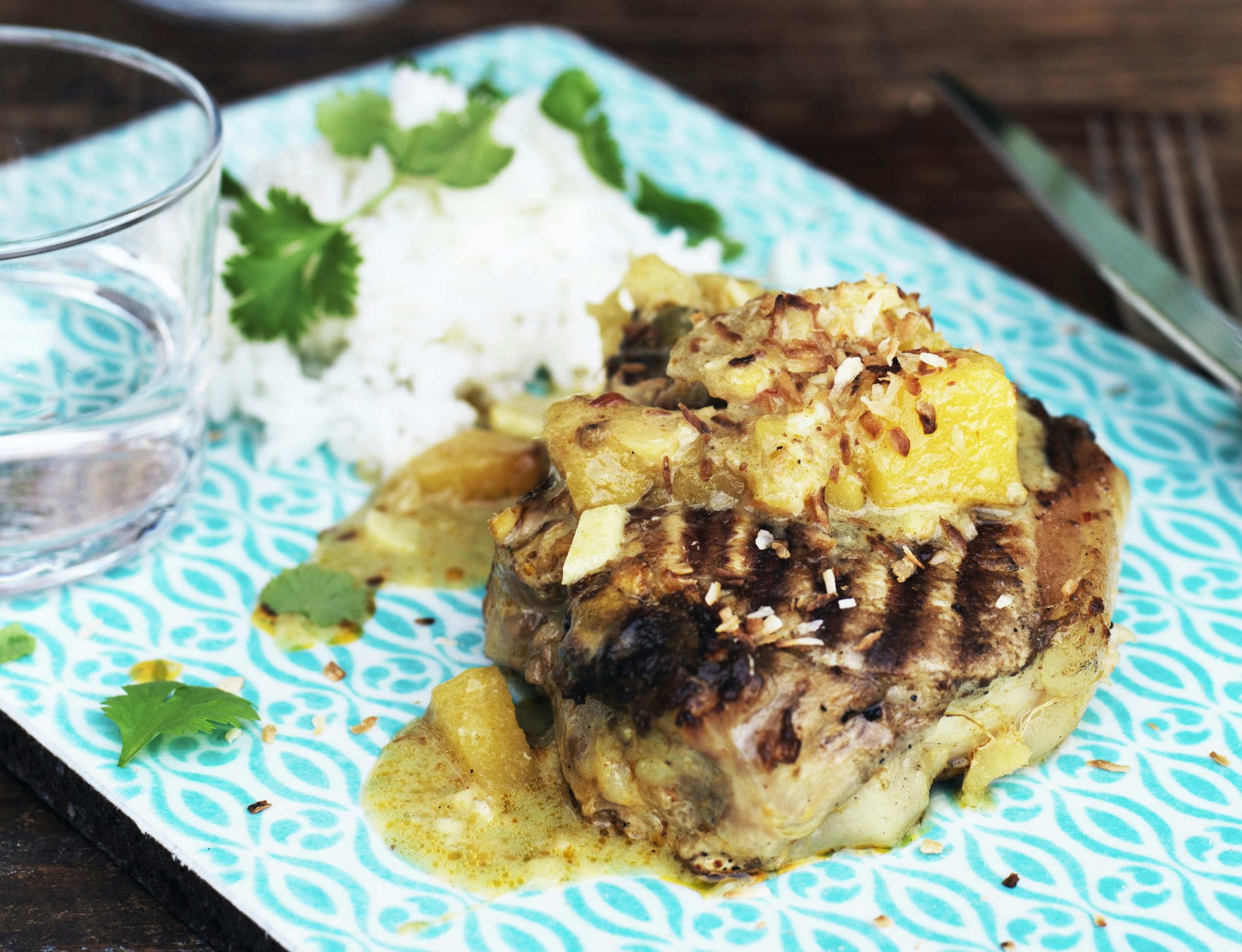 Koteletter i fad med mango og kokos