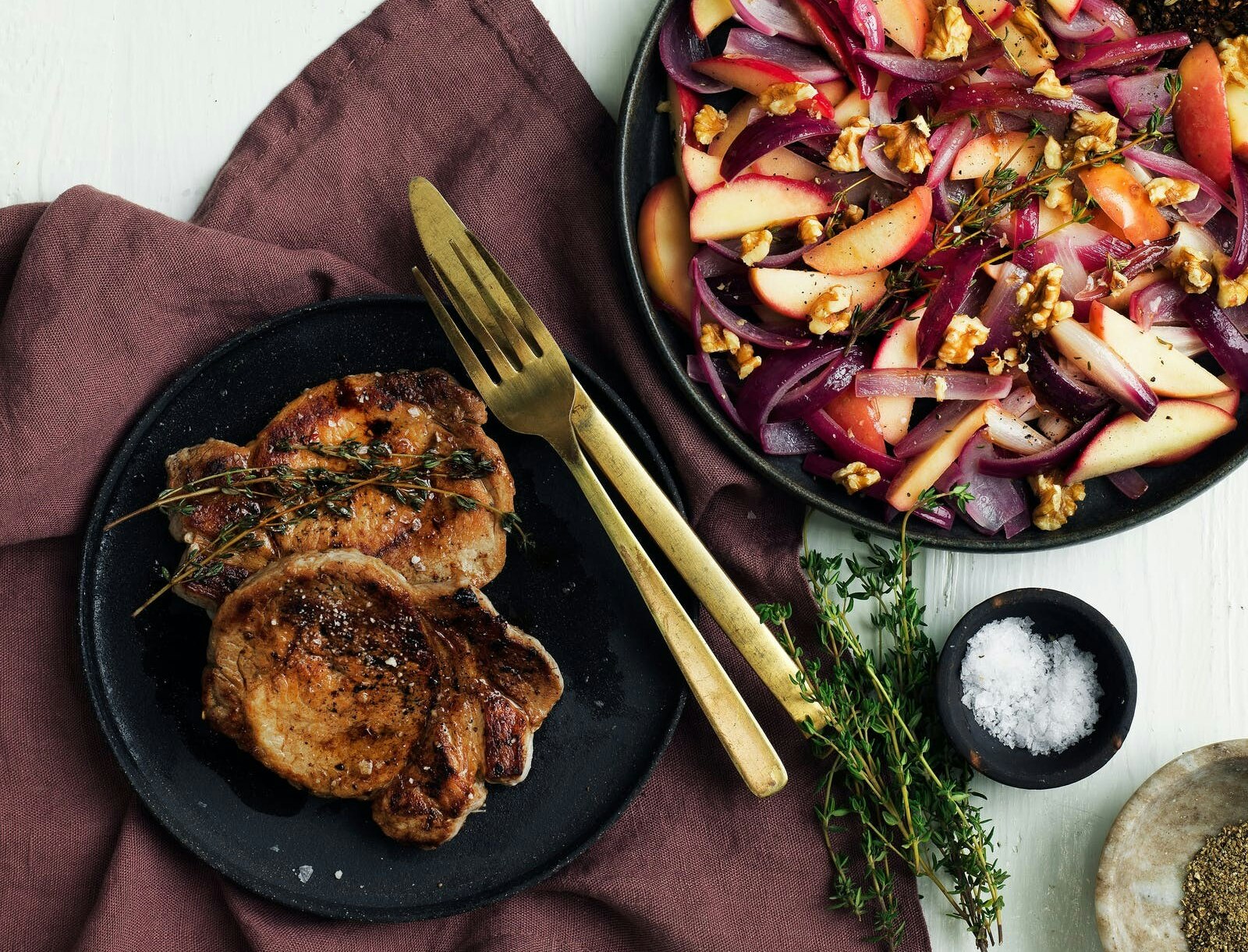 Koteletter med æblekompot og ristet rugbrød