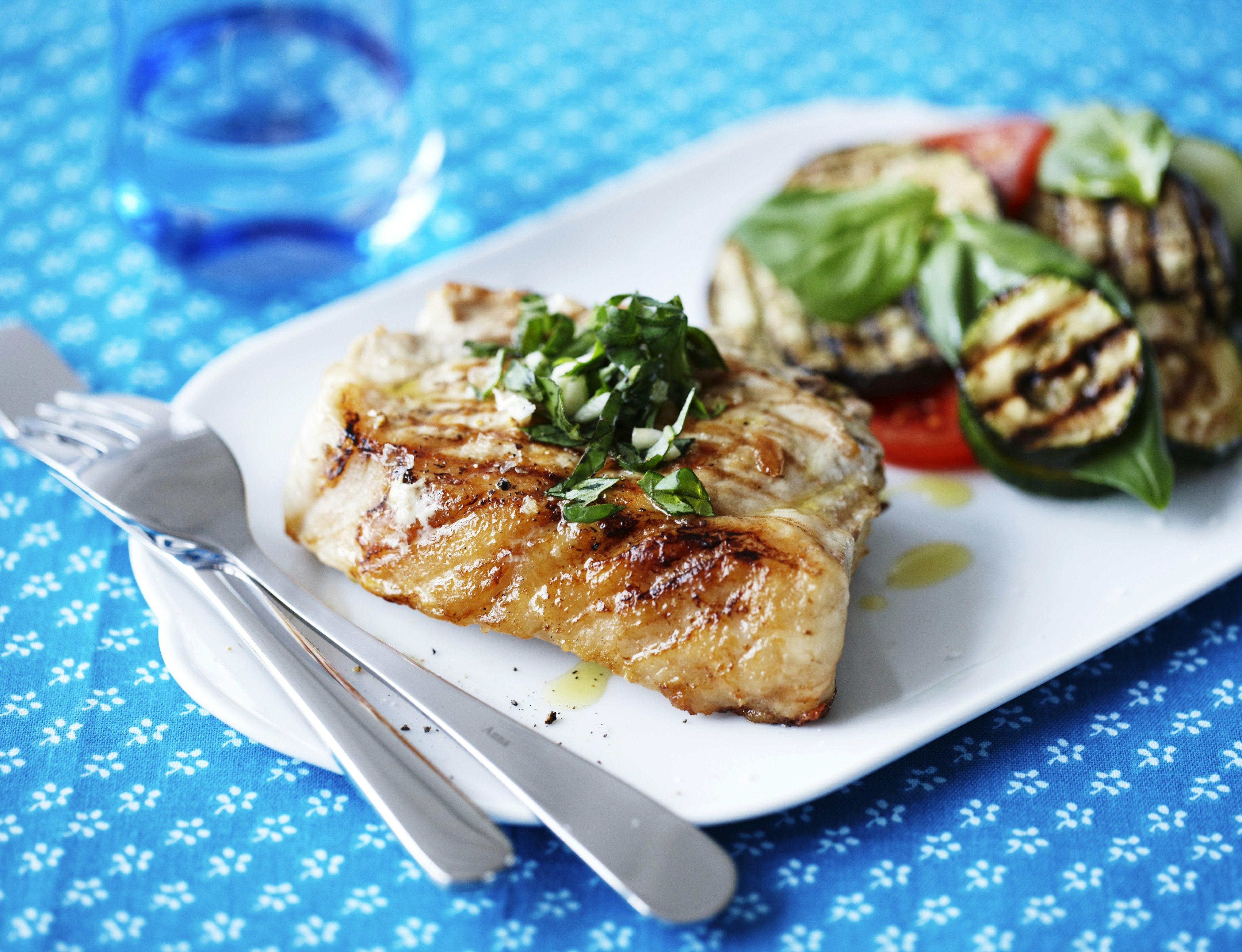 Koteletter med grillede grøntsager og basilikumdressing