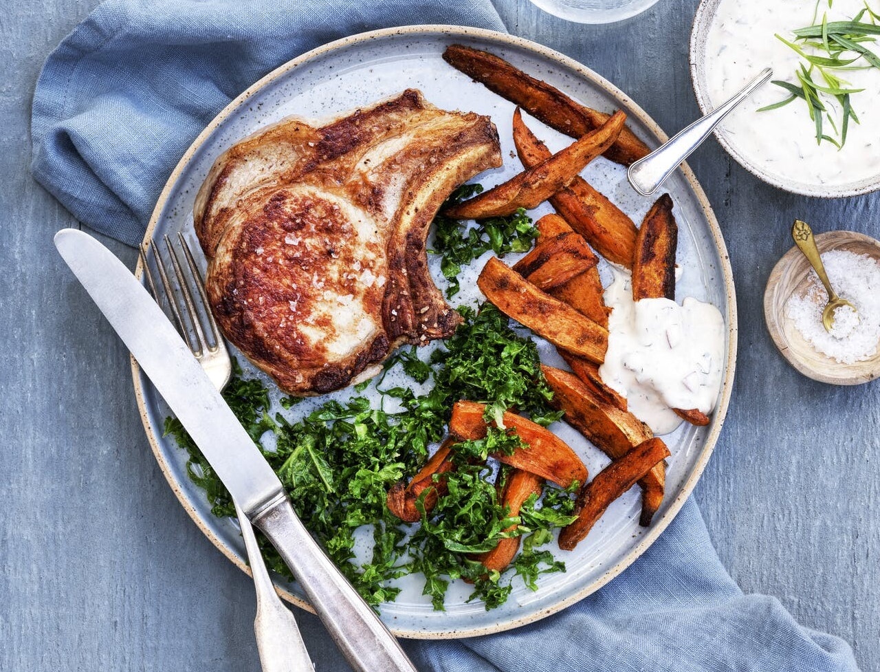 Koteletter med grønkål, søde kartofler og tatarsauce