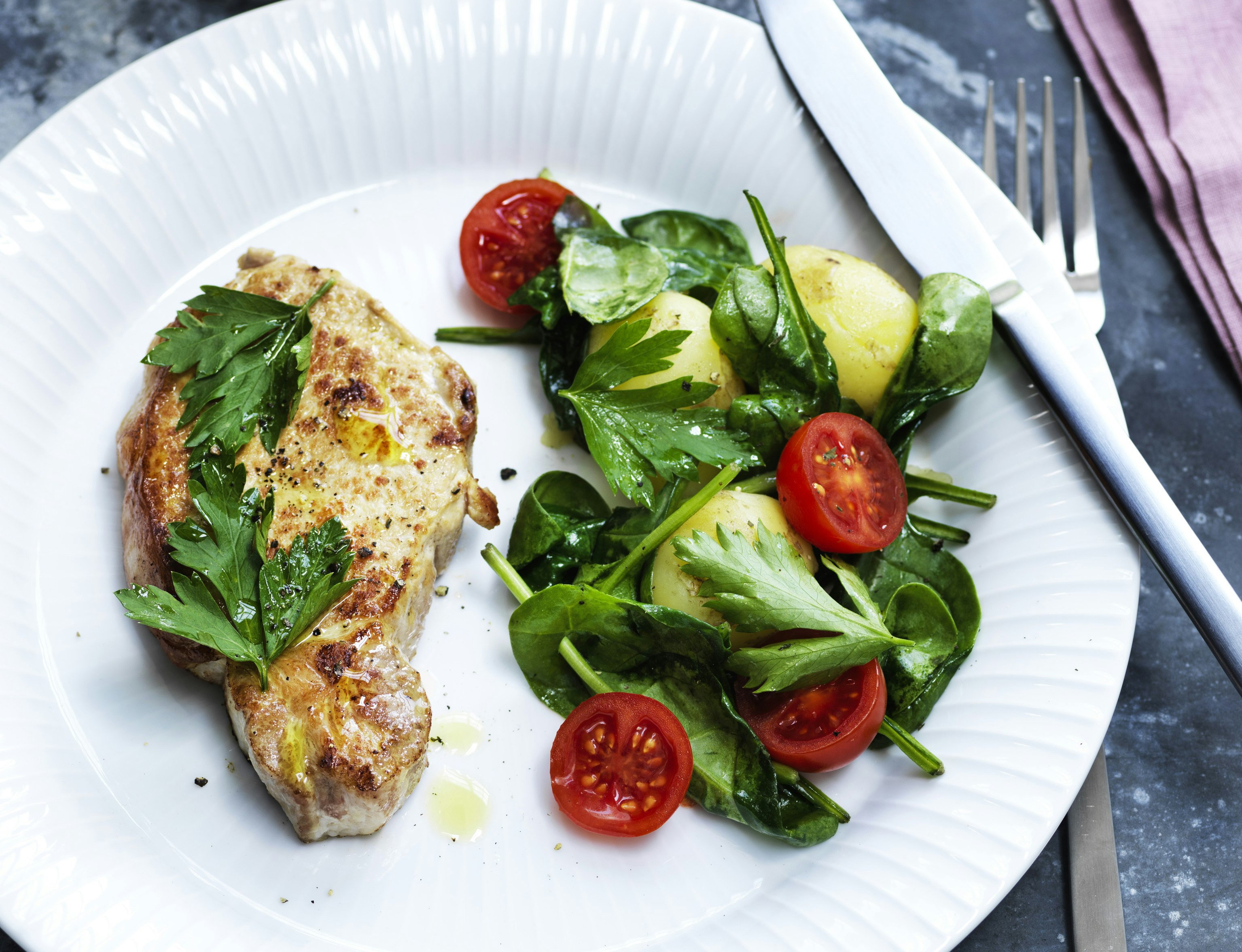 Koteletter med krydderolie og lun kartoffelsalat