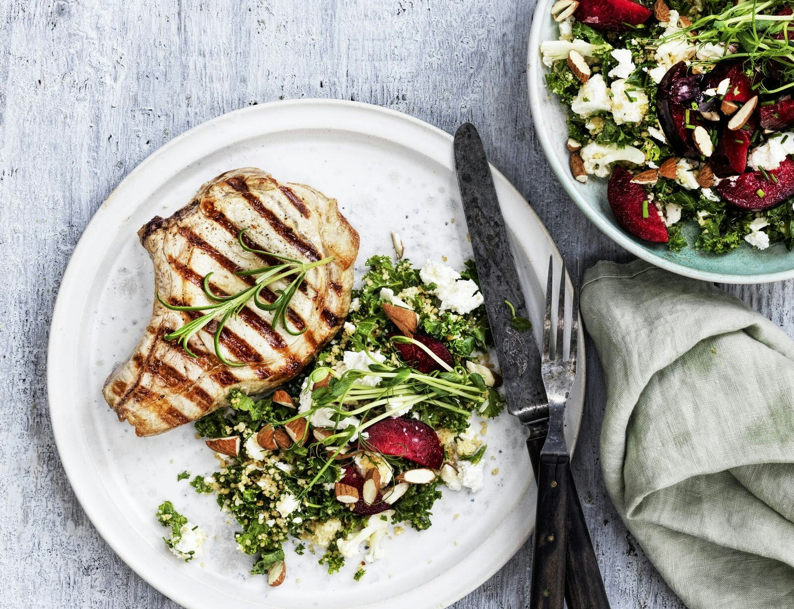 Koteletter og salat med grønkål, blommer og feta