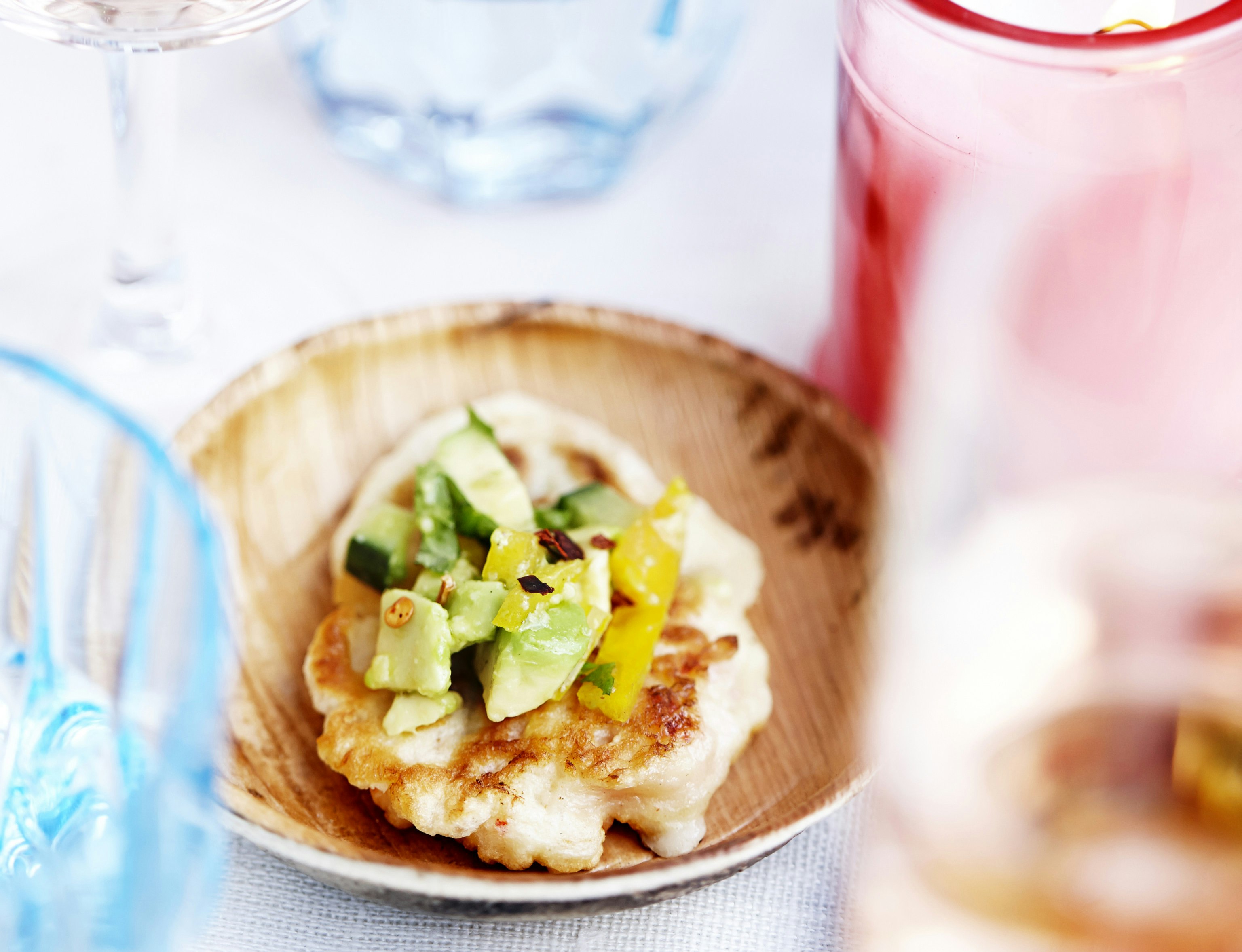 Krabbepandekager med avocadosalsa