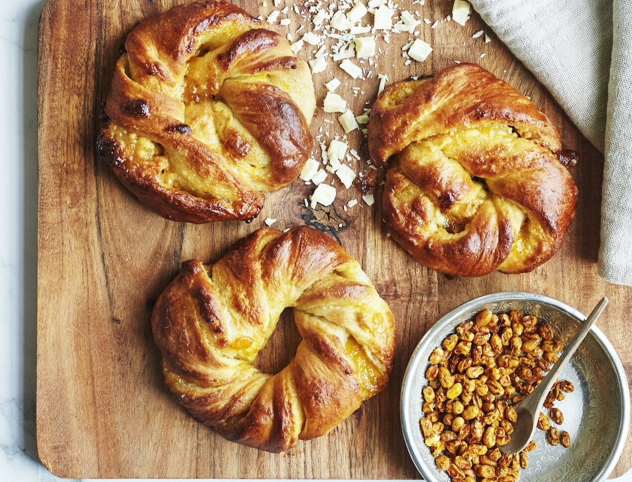 Kranse med hvid chokolade og havtornmarmelade