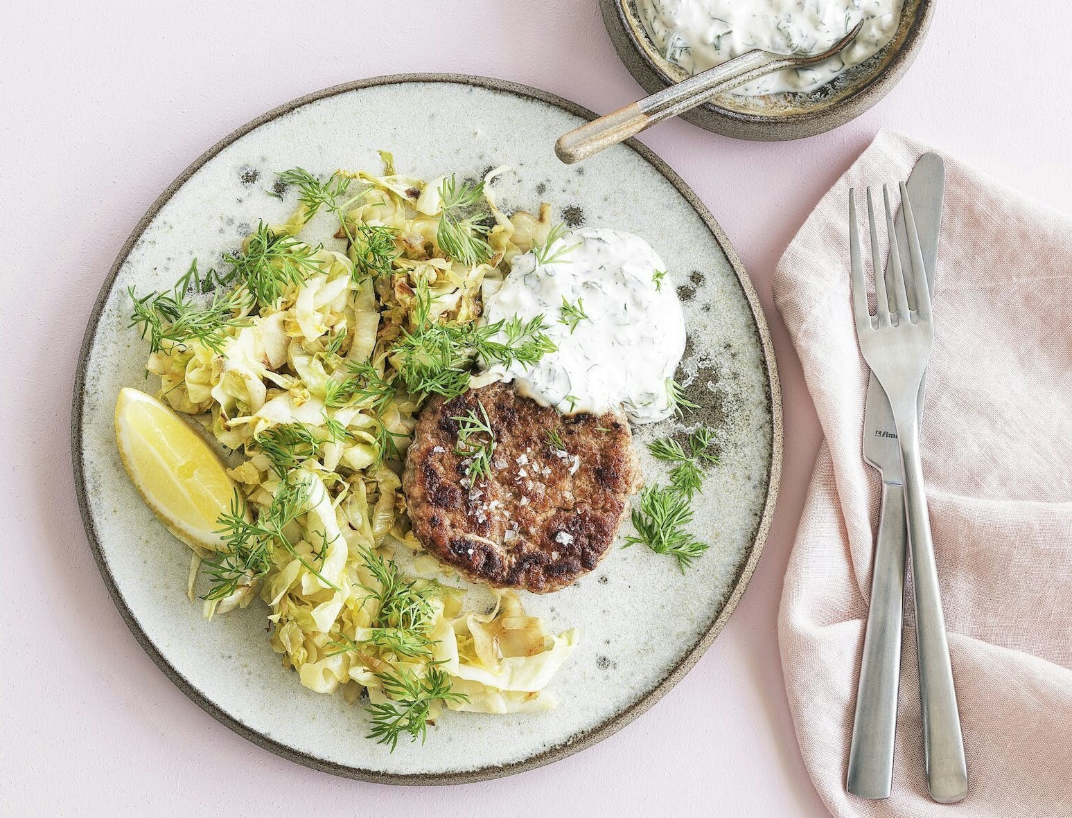 Krebinetter med tatarsauce og lynstegt spidskål