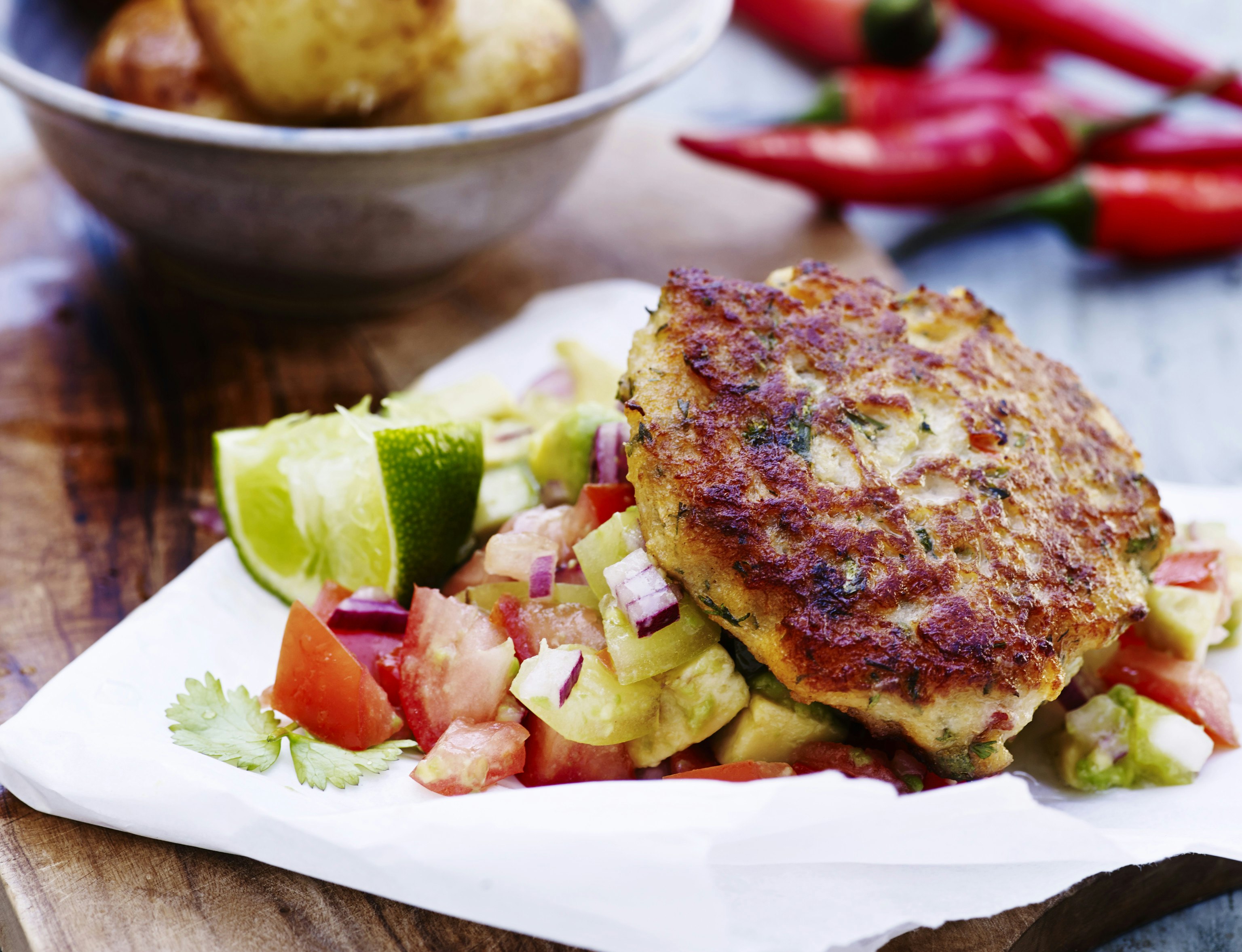 Krydrede fiskefrikadeller med avocadosalsa