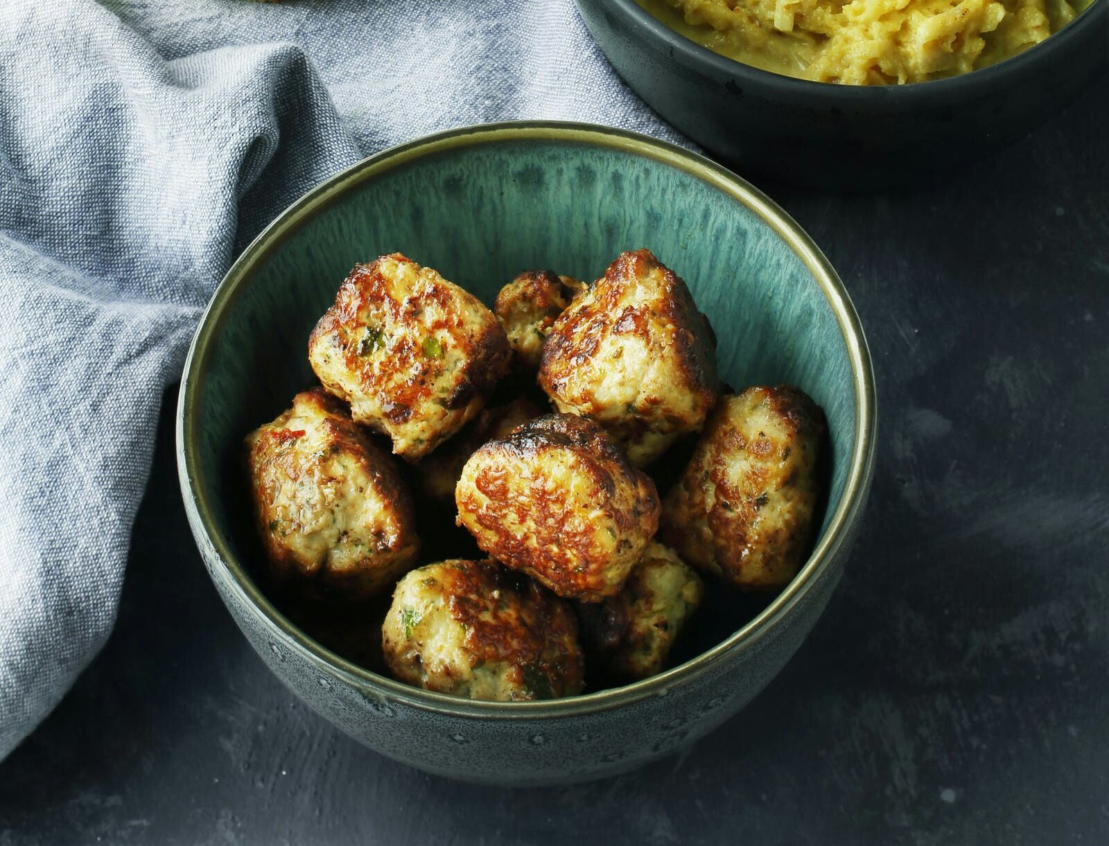 Krydrede kyllingefrikadeller og jordskok-æblesalat