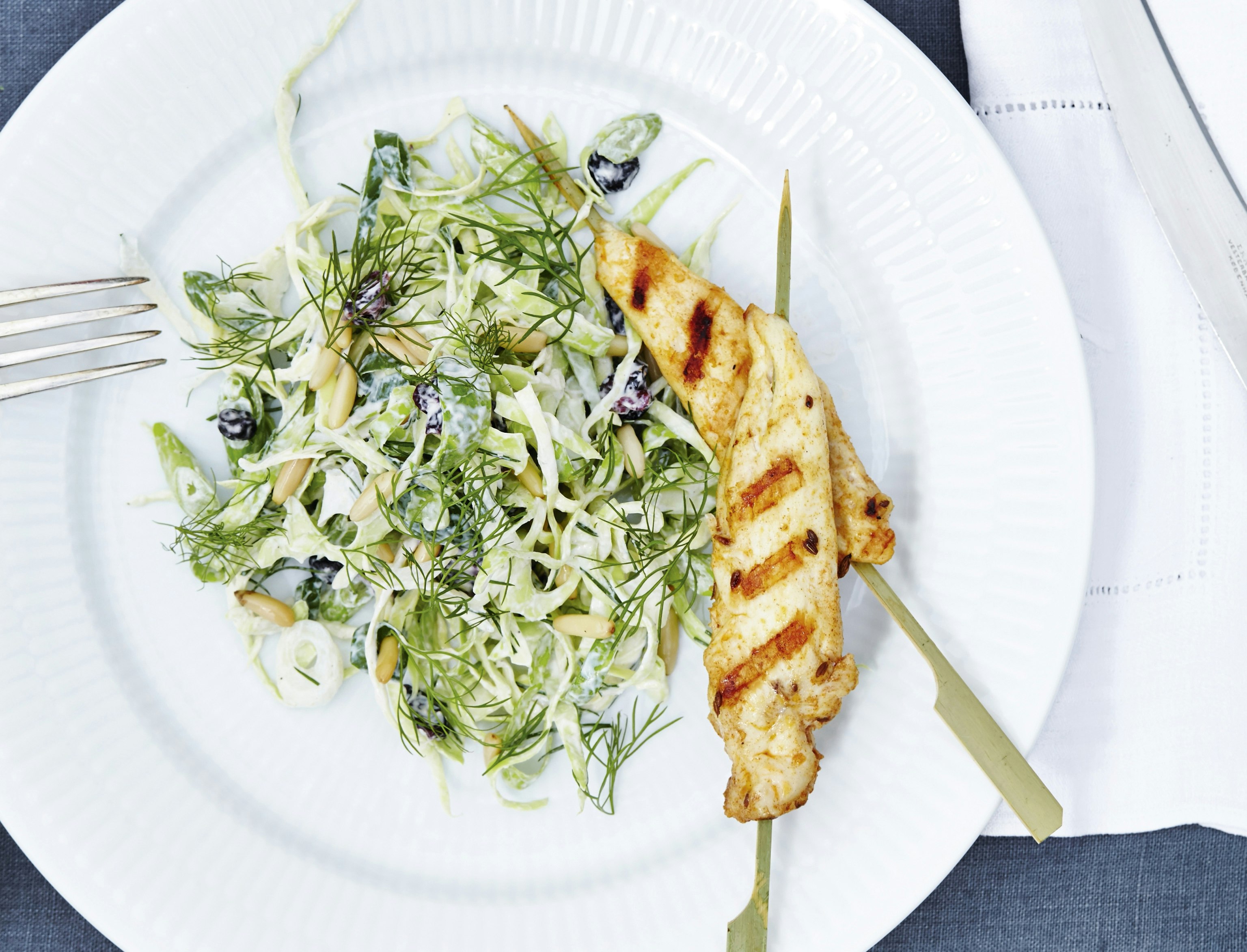 Krydrede kyllingespyd og coleslaw med spidskål