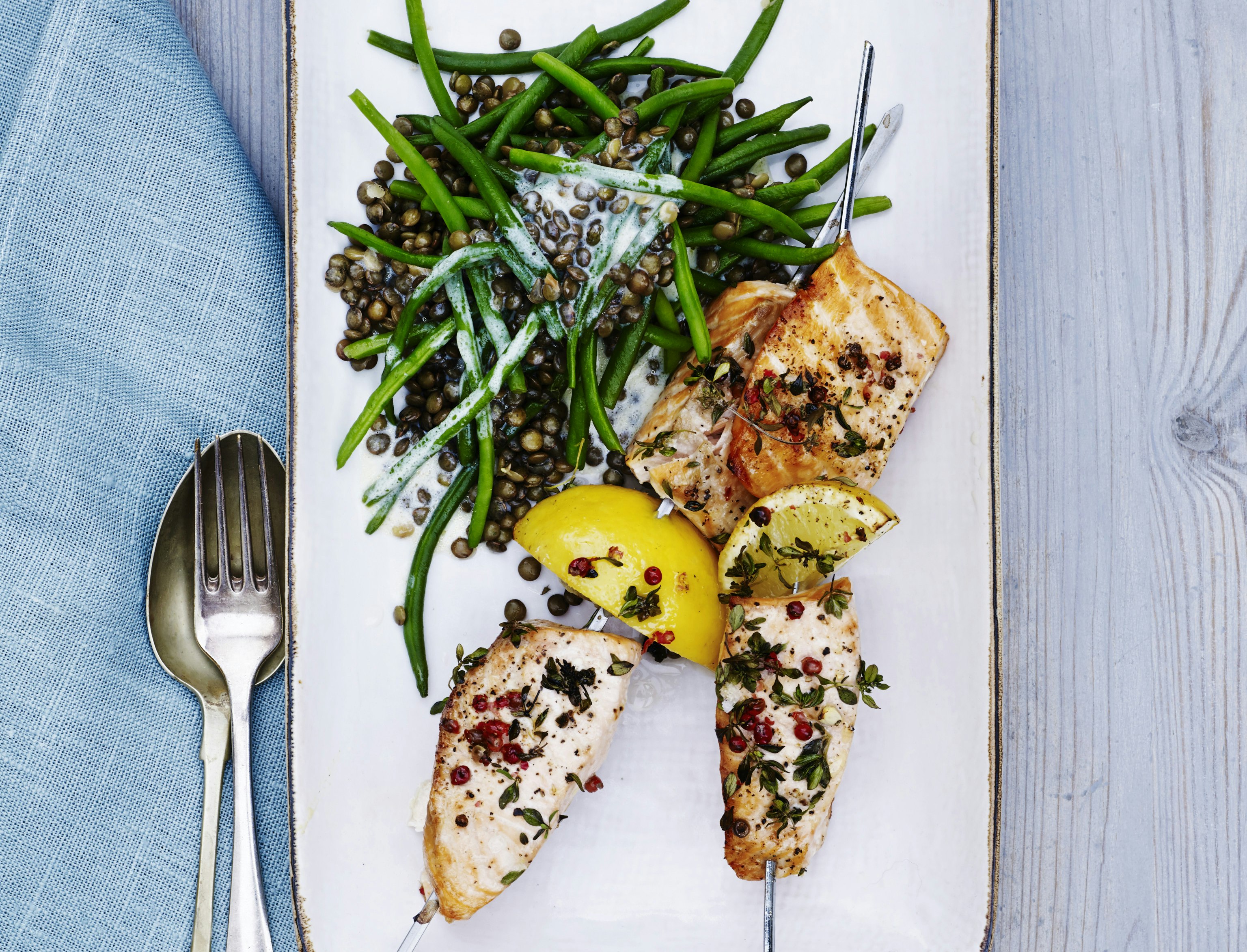 Krydrede laksespyd med bønne- og linsesalat