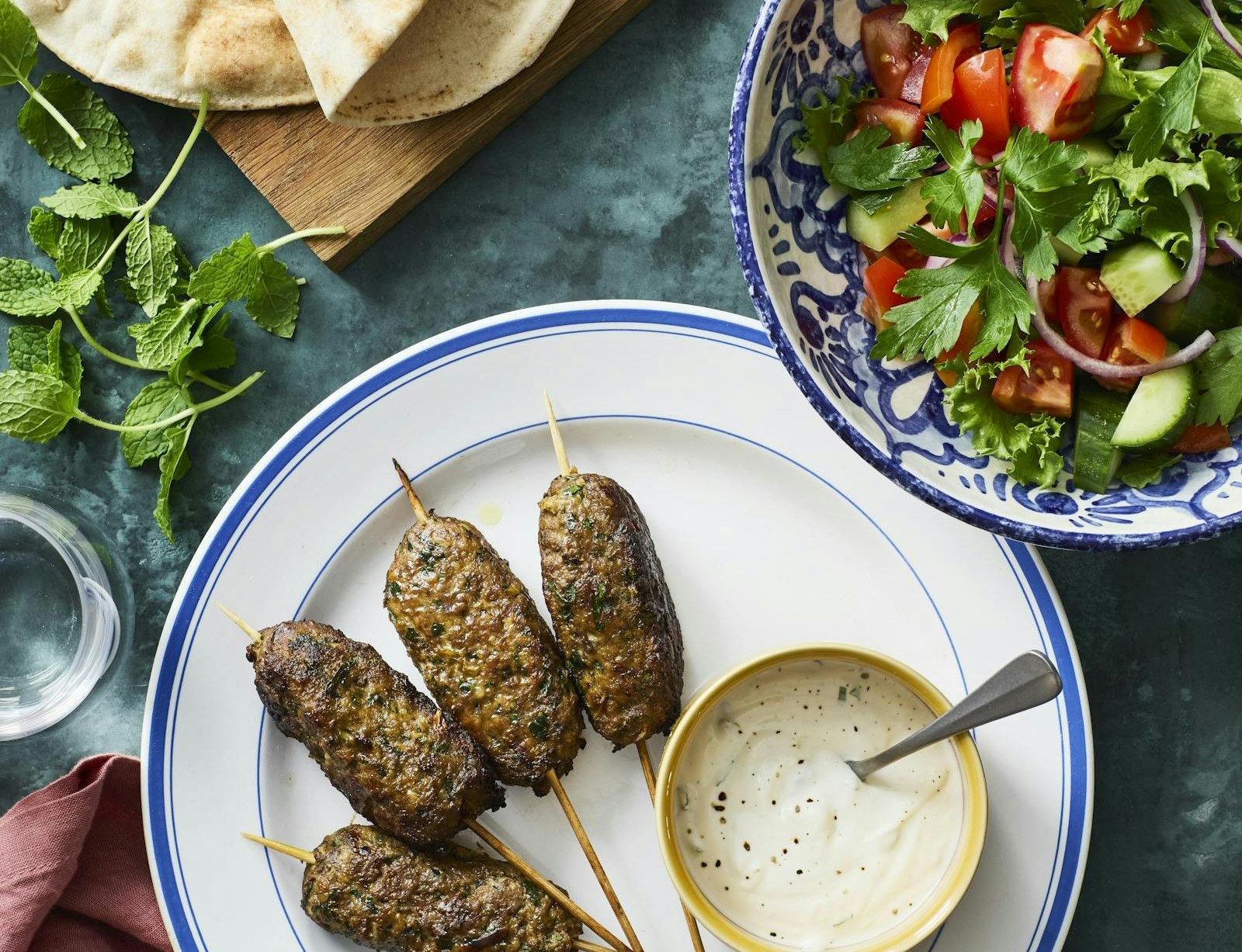 Krydrede oksespyd med salat og myntedressing