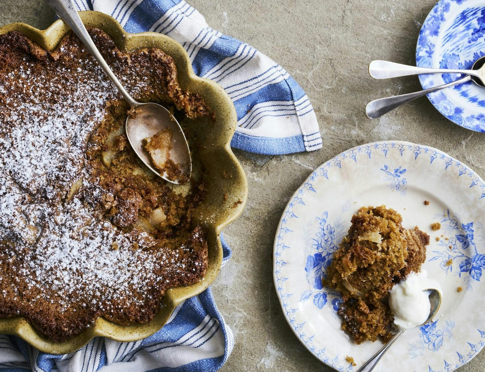 Krydret æblekage med flormelis og flødeskum