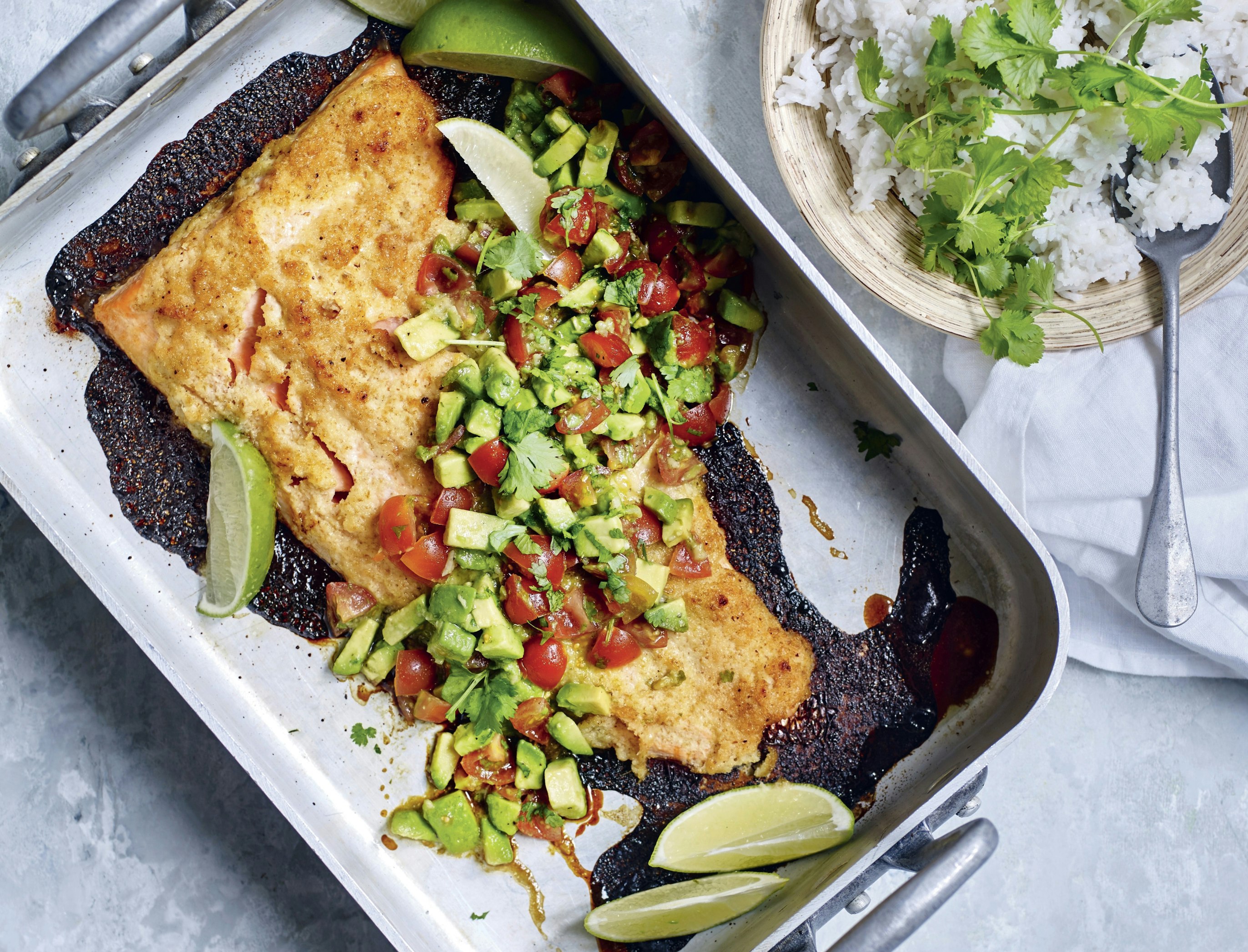 Krydret lakseside med avocado-tomat-salsa