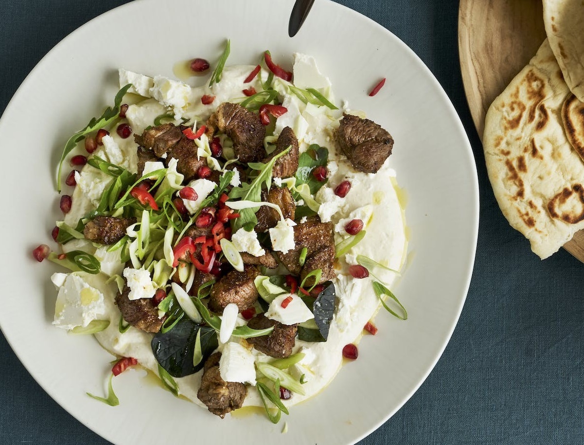 Krydret lam med fetacreme, granatæble og fladbrød