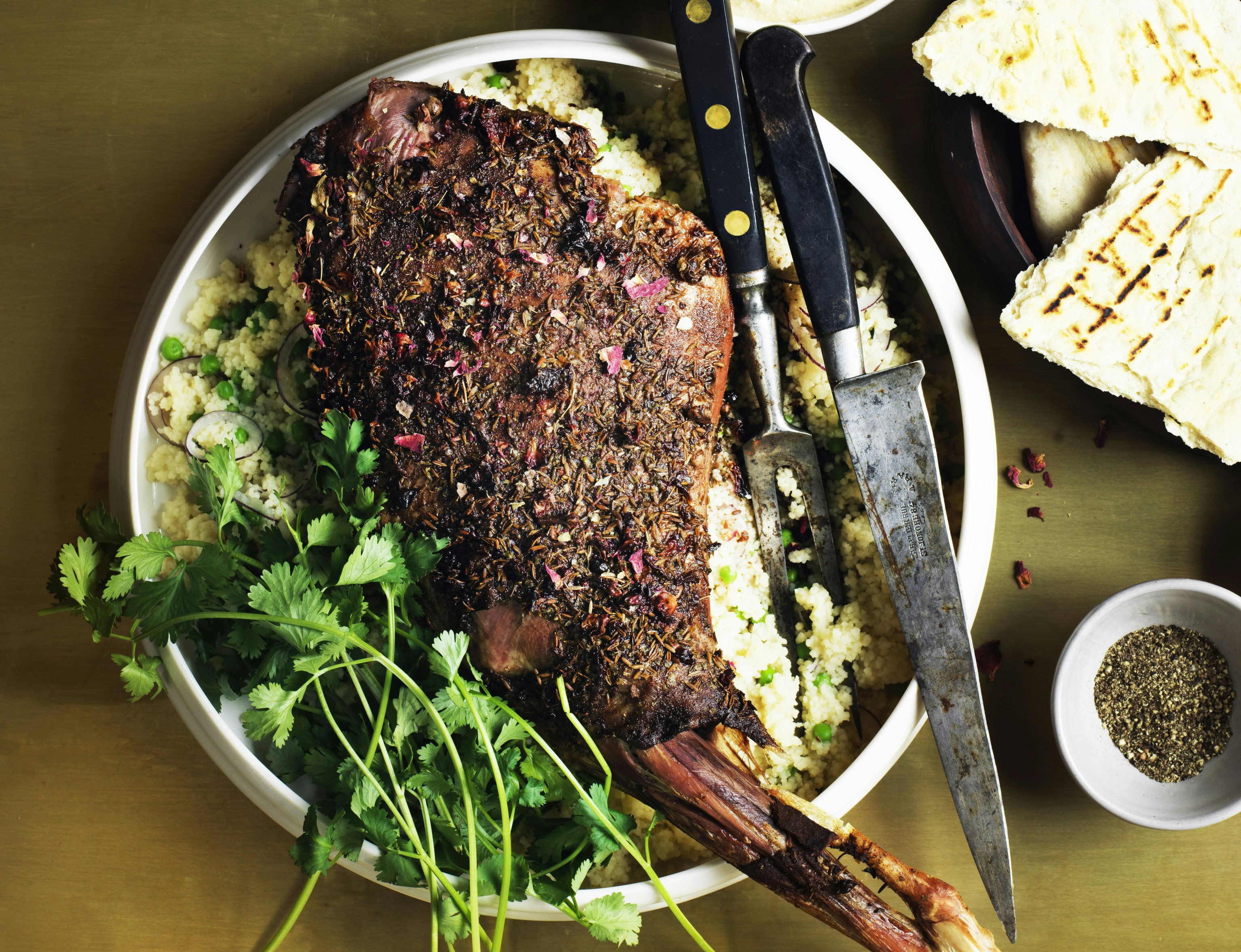 Krydret lammekølle med couscoussalat og hummus