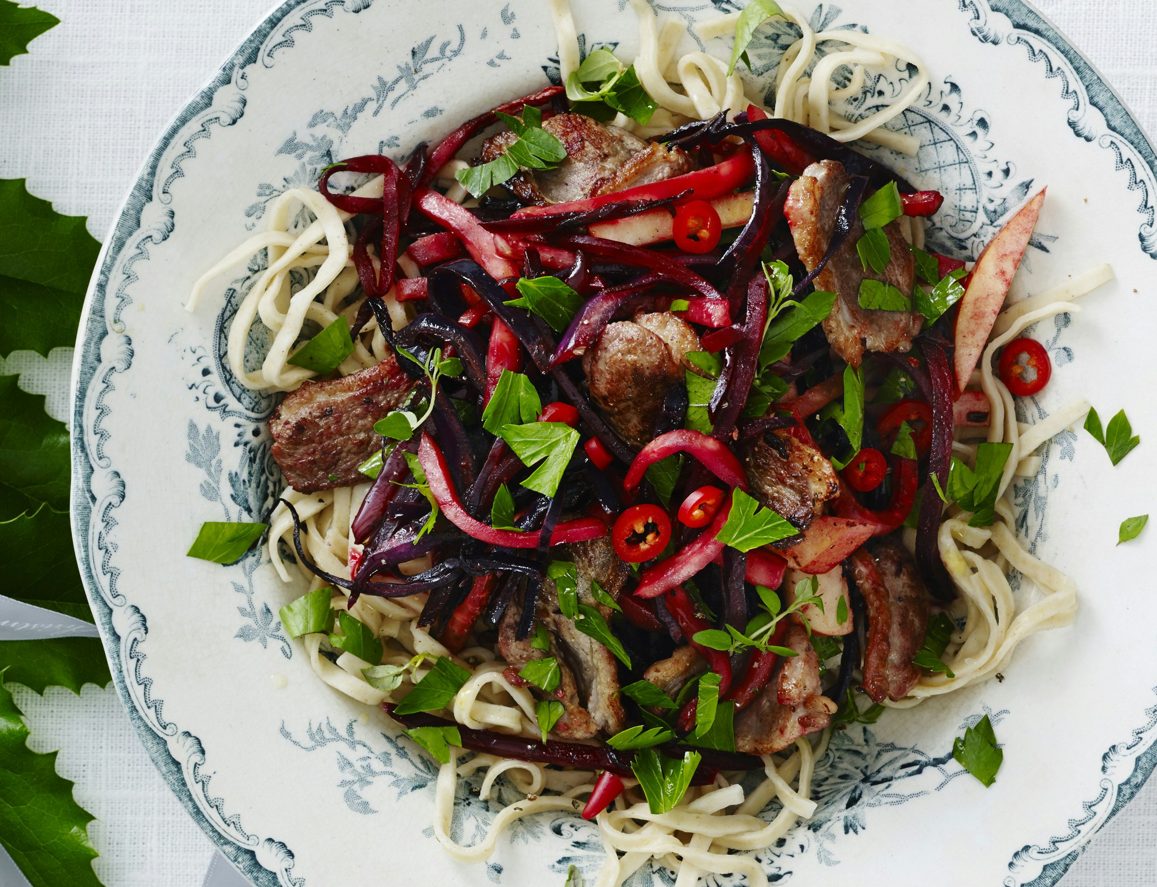 Krydret wokret med andebryst, rodfrugter, kål og nudler